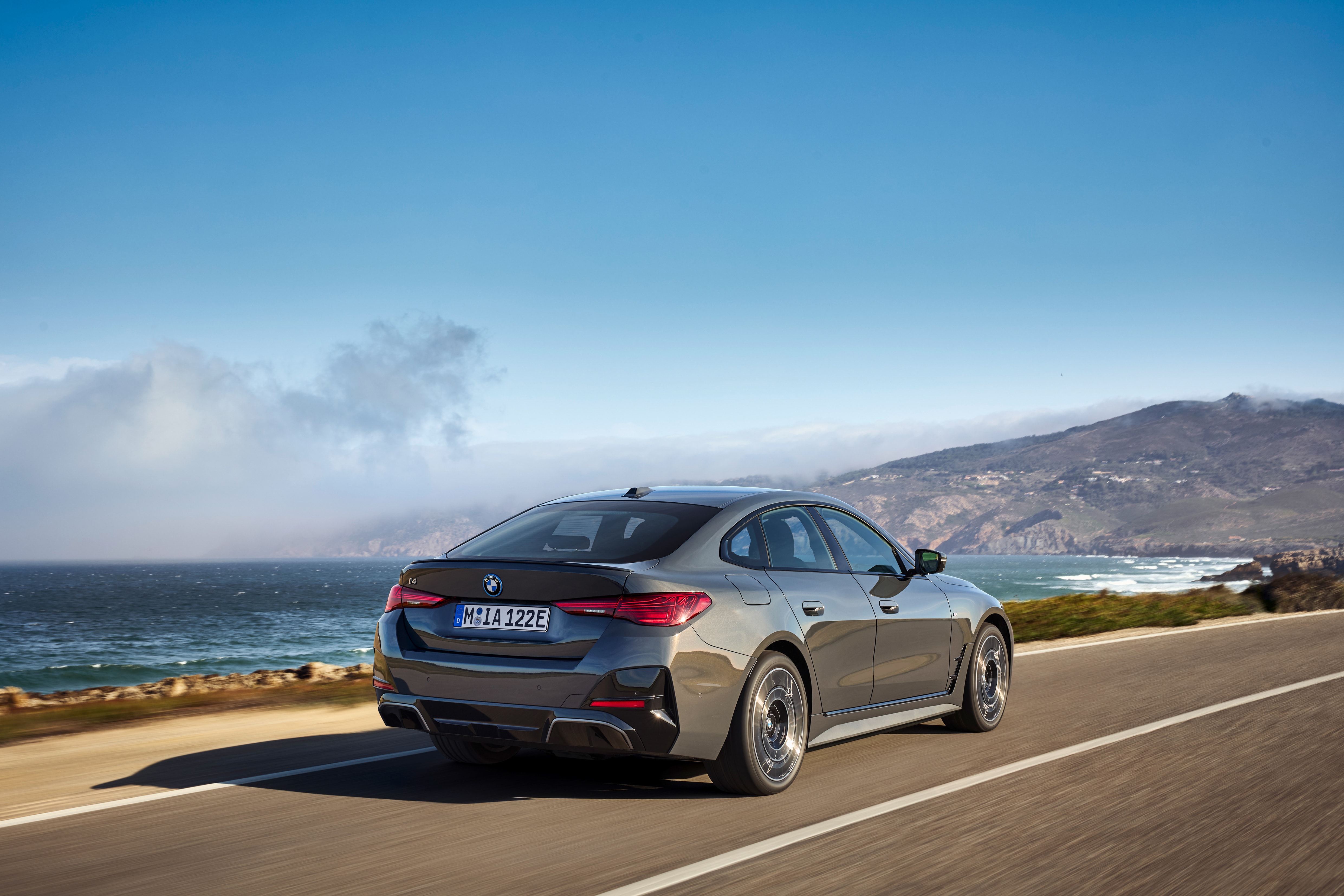 Vista trasera que destaca la modernidad y sofisticación del BMW i4.