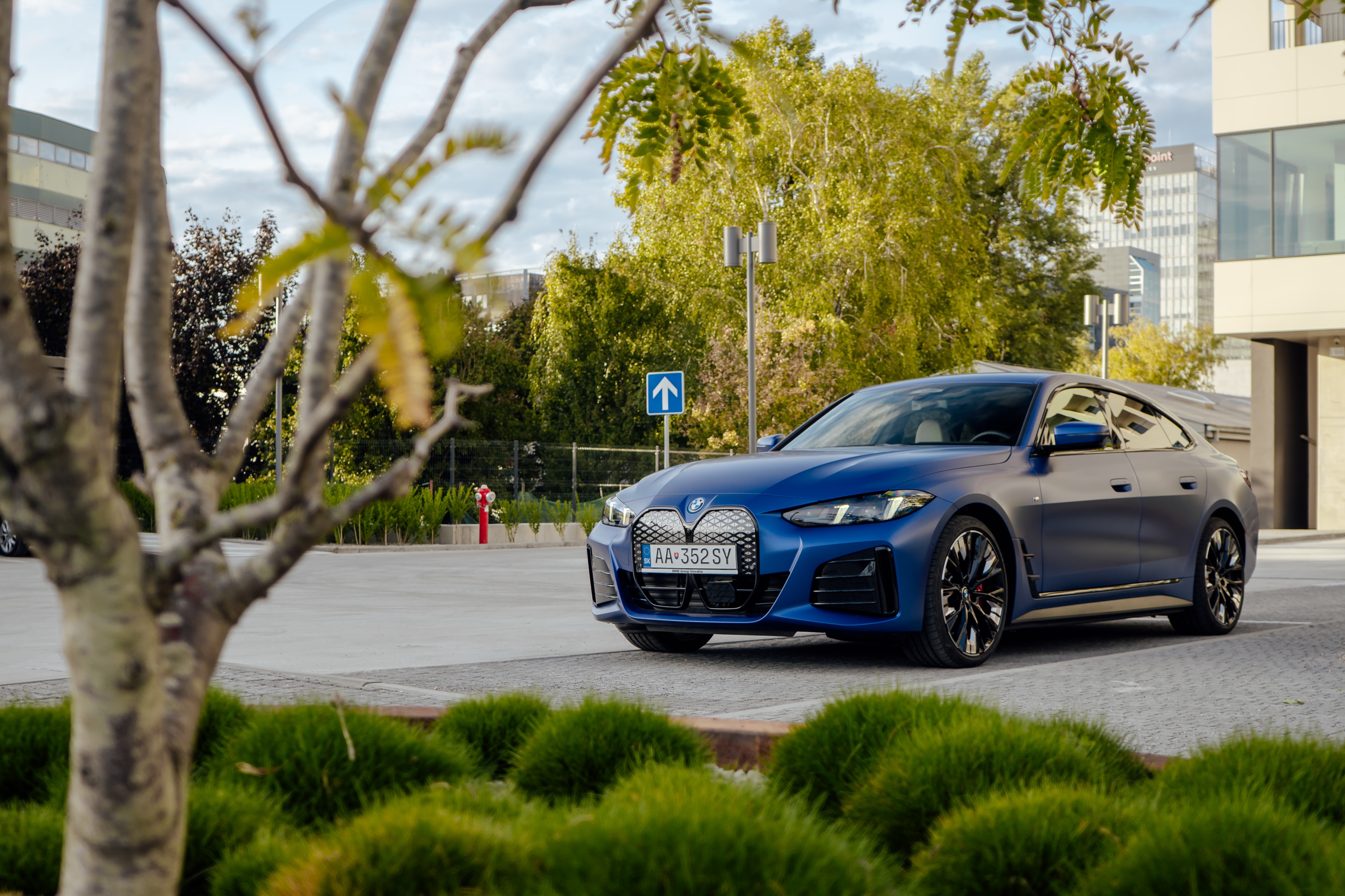 Diseño robusto y elegante del BMW i4, ideal para cualquier aventura.