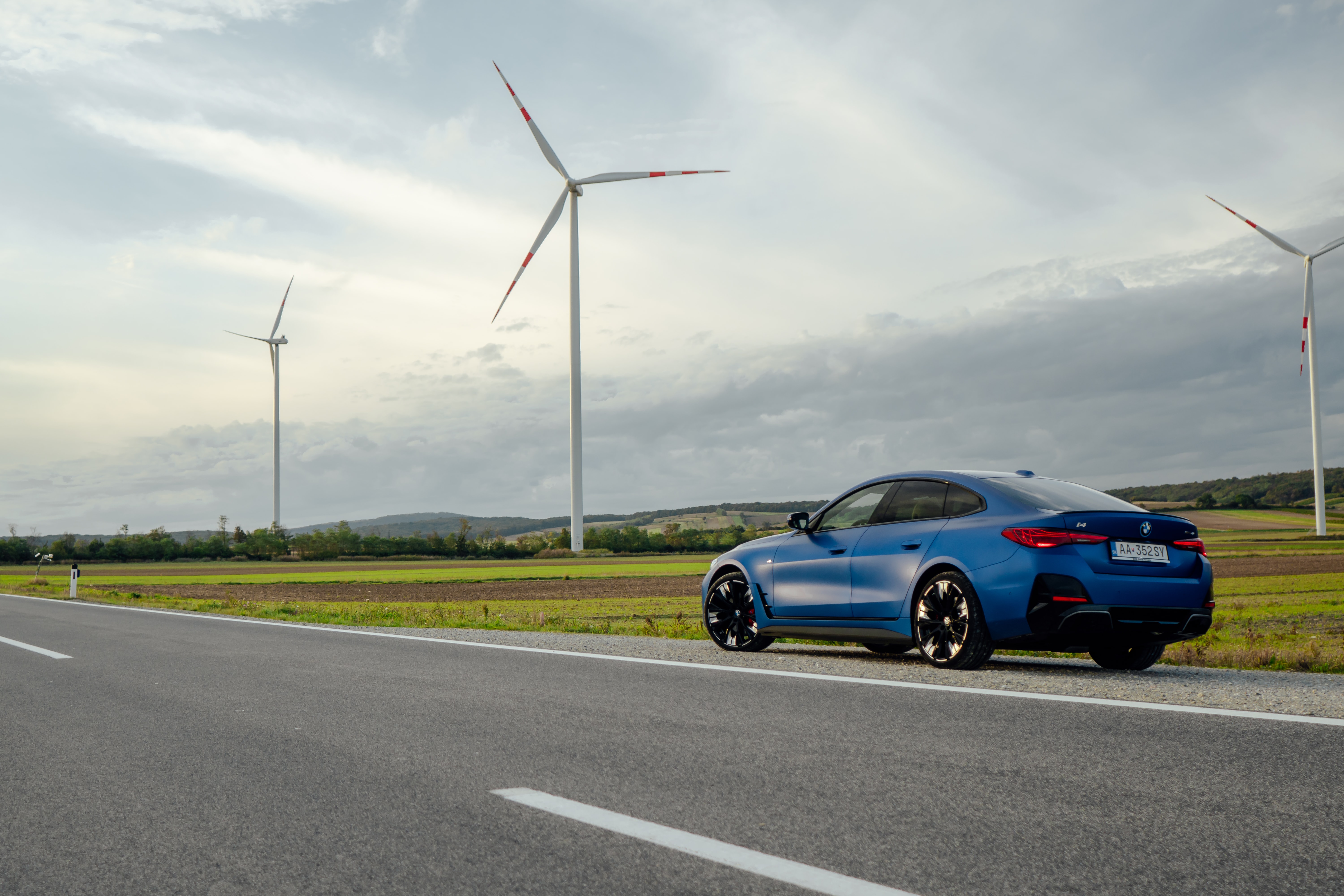 Vista frontal del BMW i4, con su distintiva parrilla y luz LED.