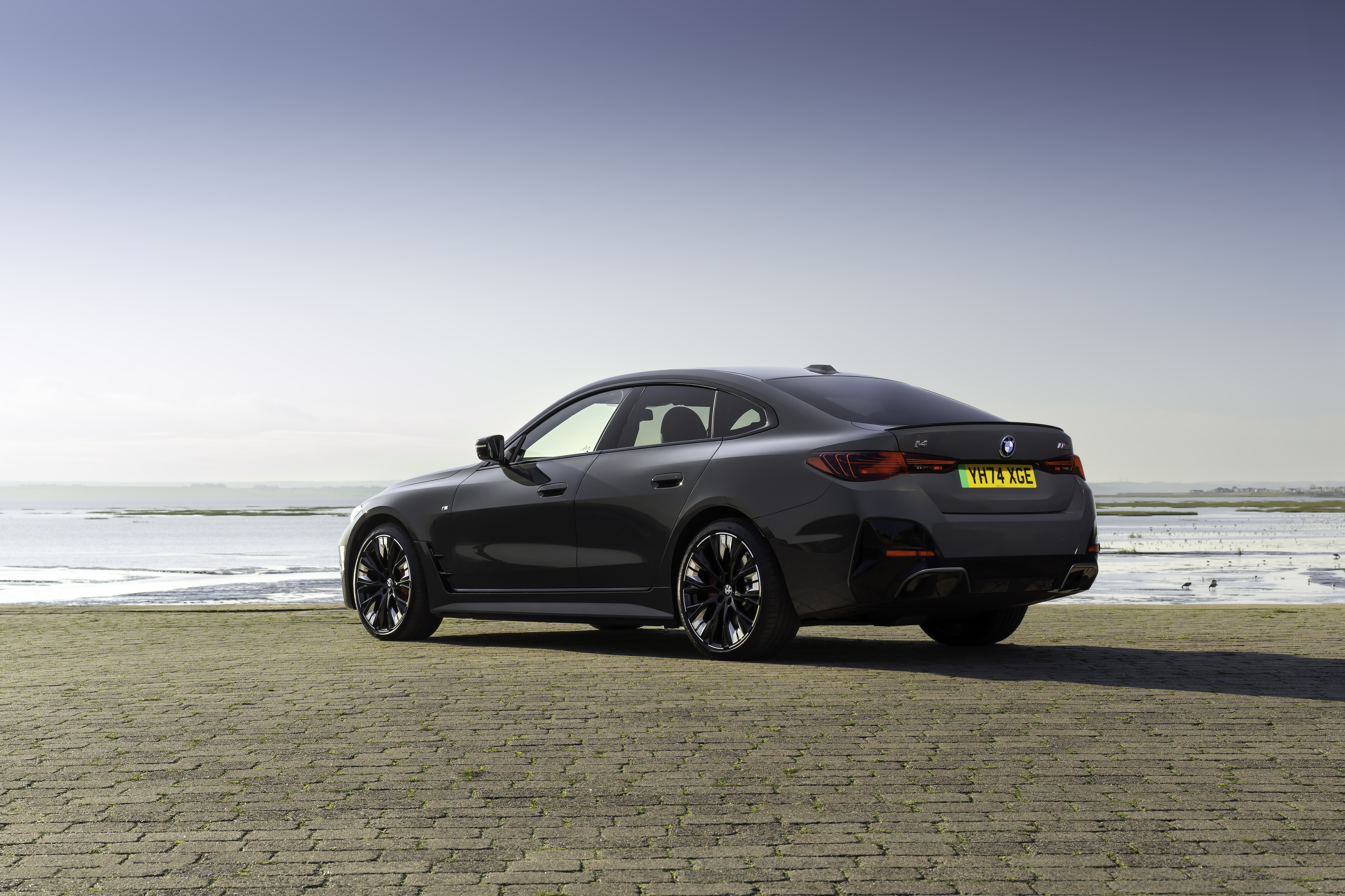 Interior del BMW i4, equipado con tecnología avanzada y acabados premium.