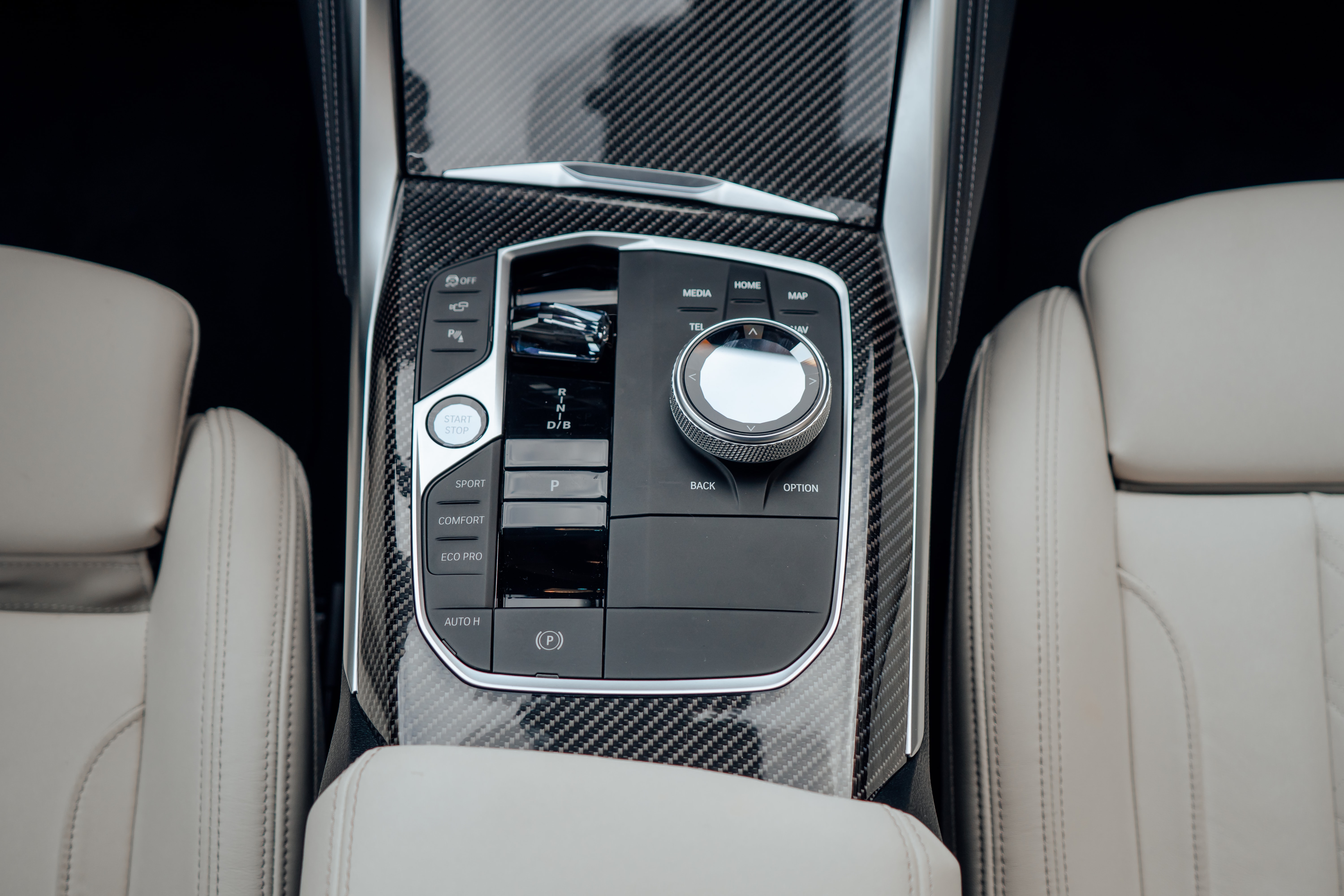 Asientos ergonómicos en el BMW i4, que ofrecen comodidad y lujo.