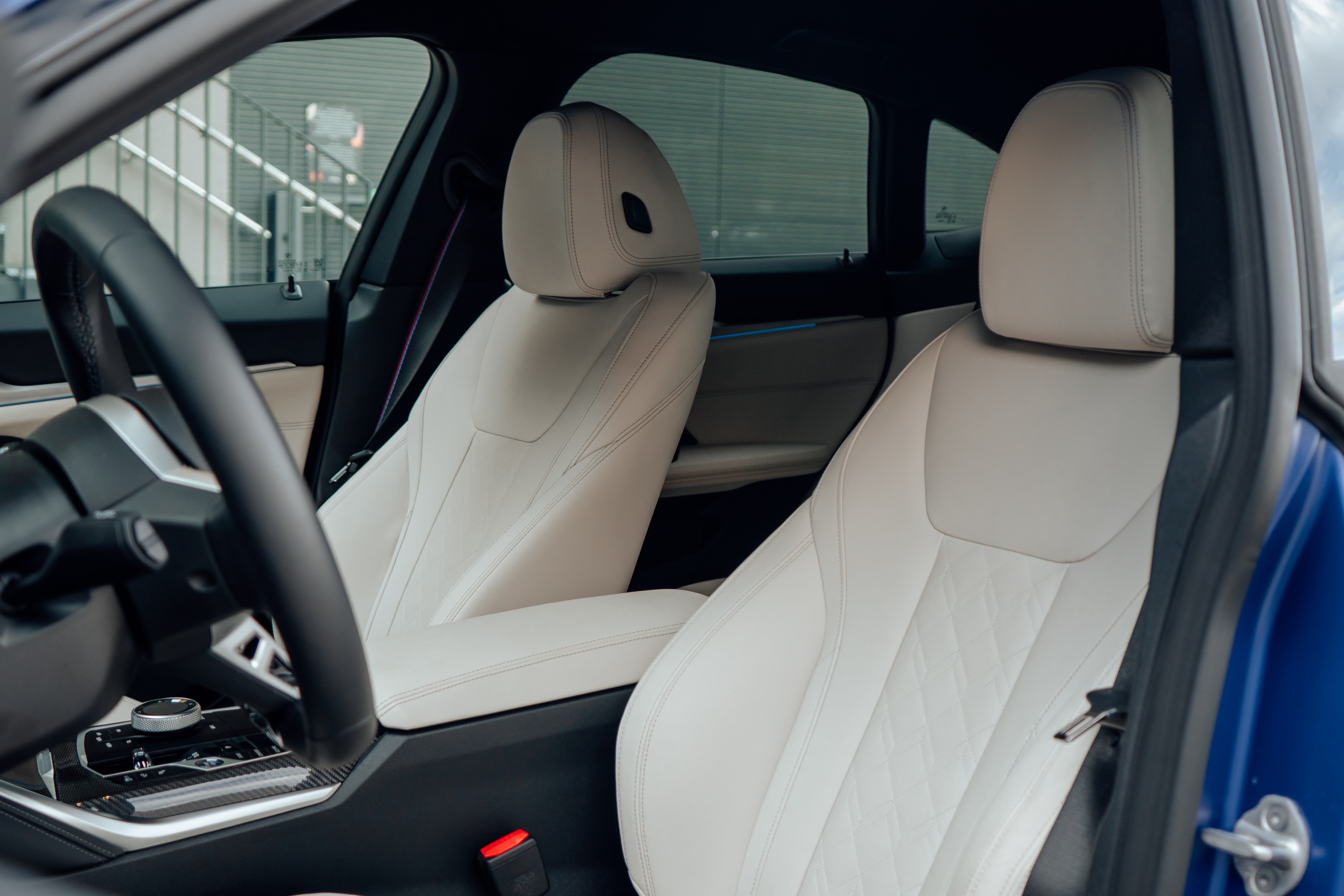 Panel de control del BMW i4, destaca su tecnología intuitiva y moderna.