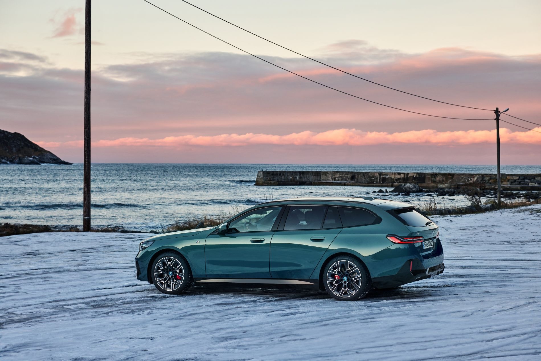 El BMW i5 Touring deslumbra con su diseño aerodinámico y elegante.