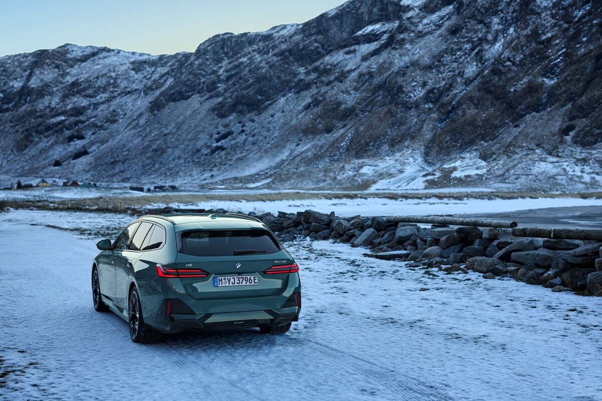 Amplia perspectiva trasera que resalta su moderna iluminación. Amplia perspectiva trasera que resalta su moderna iluminación.