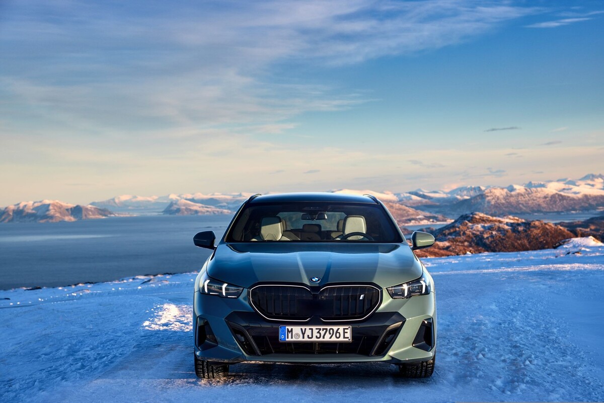 Elegante vista posterior del BMW i5 Touring junto al agua. Elegante vista posterior del BMW i5 Touring junto al agua.