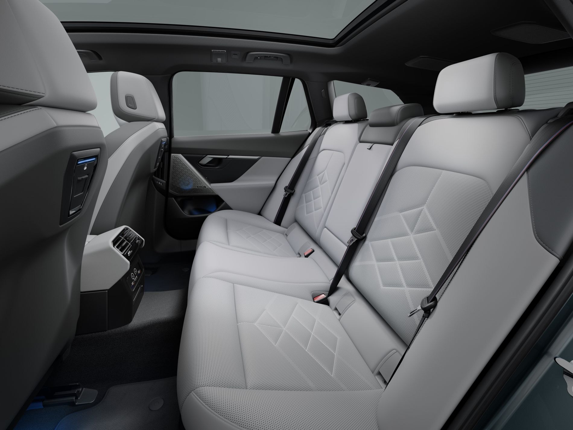 Interior del BMW i5 Touring con asientos de cuero que ofrecen lujo y comodidad.
