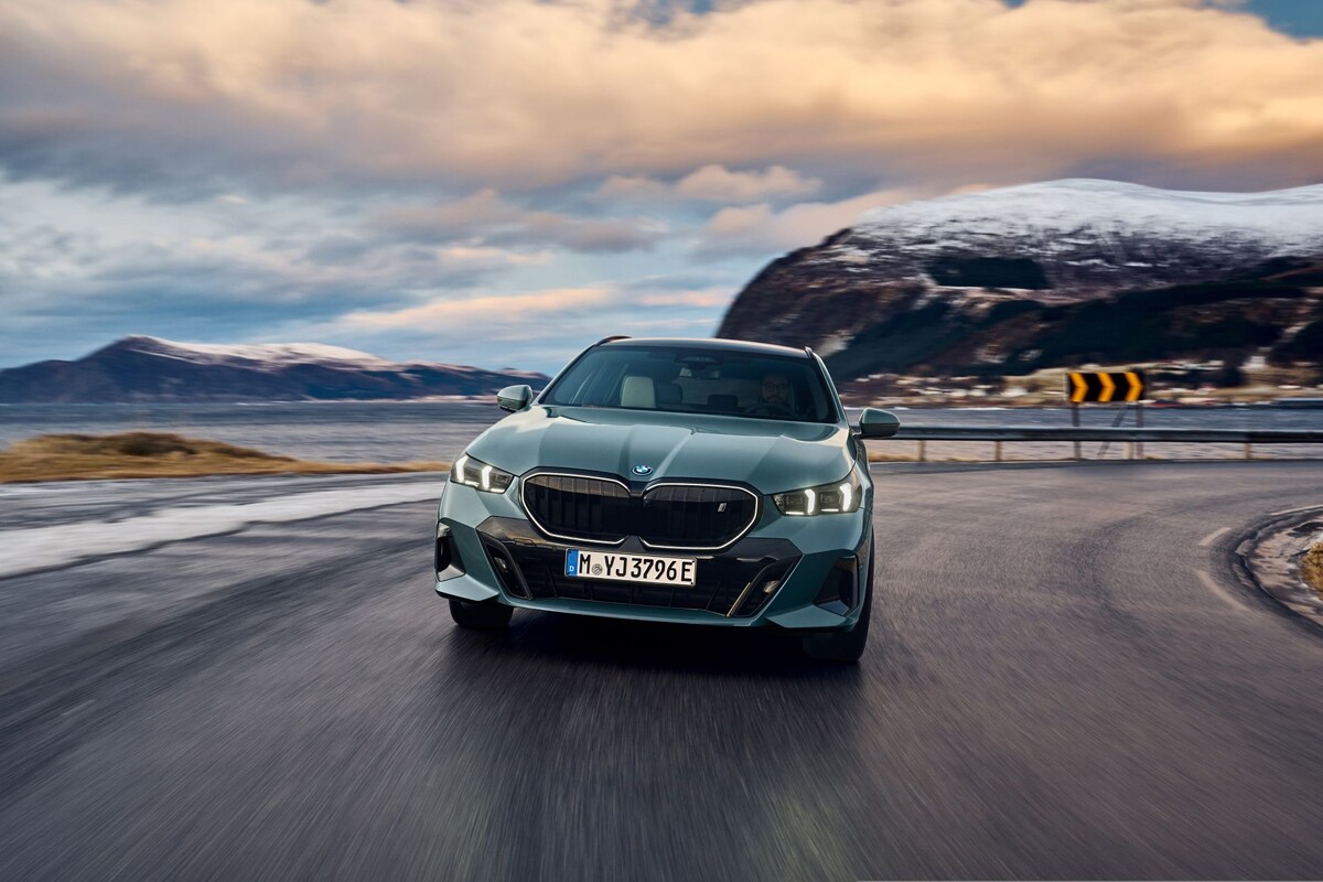 BMW i5 Touring tomando una curva, resaltando su estabilidad y diseño. BMW i5 Touring tomando una curva, resaltando su estabilidad y diseño.