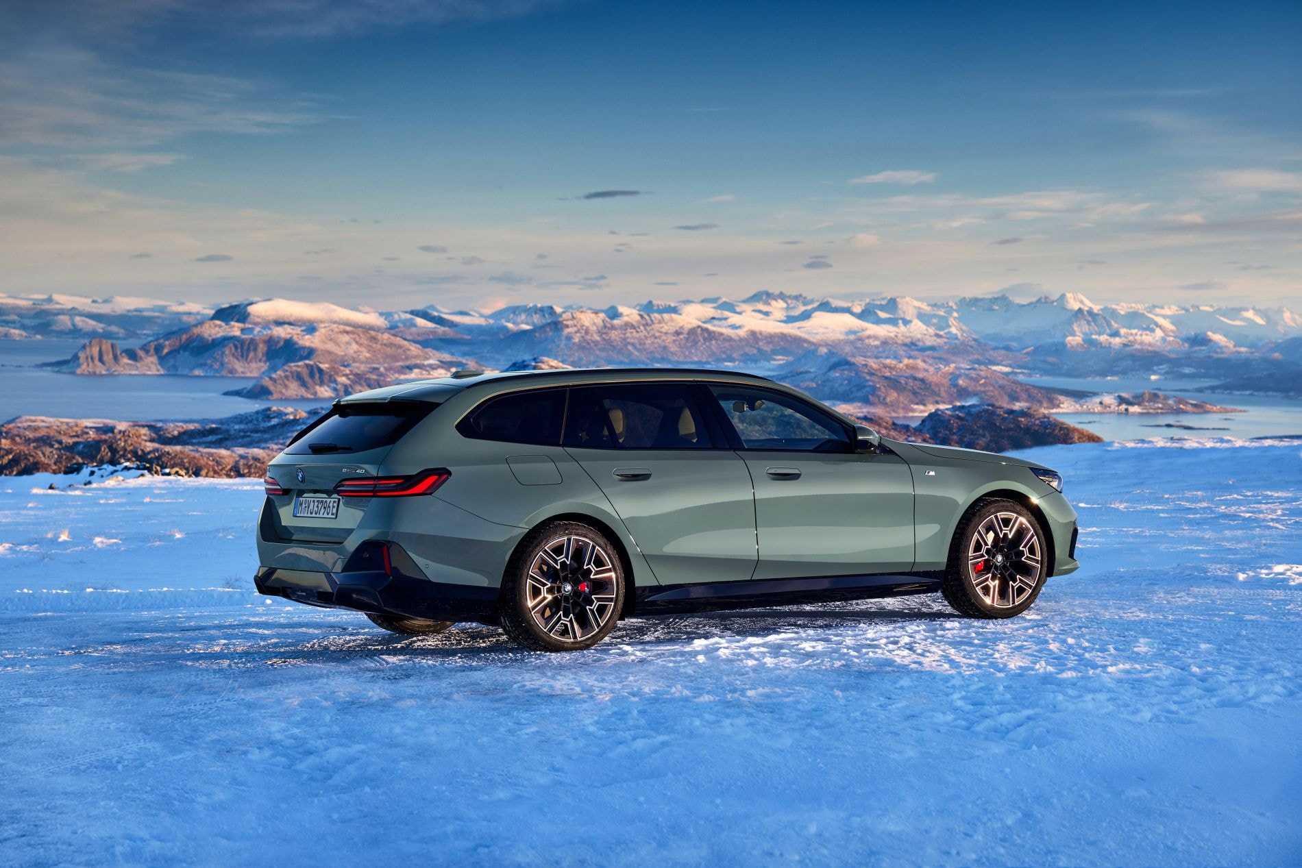 Vista frontal del BMW i5 Touring, destacando su diseño agresivo y moderno.