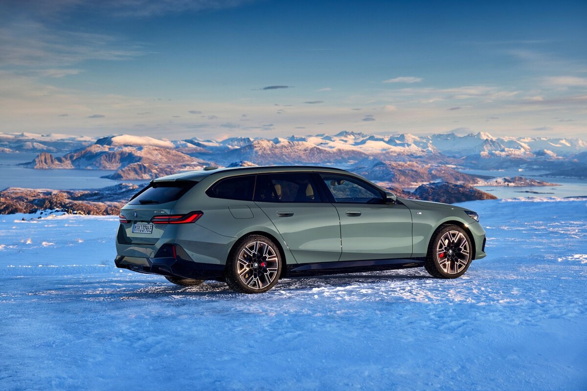 Vista frontal del BMW i5 Touring, destacando su diseño agresivo y moderno. Vista frontal del BMW i5 Touring, destacando su diseño agresivo y moderno.