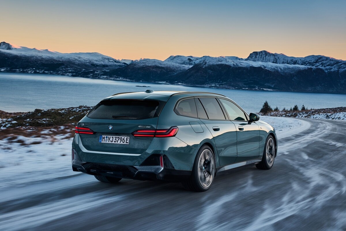 BMW i5 Touring en un paisaje nevado, mostrando su capacidad en condiciones adversas. BMW i5 Touring en un paisaje nevado, mostrando su capacidad en condiciones adversas.