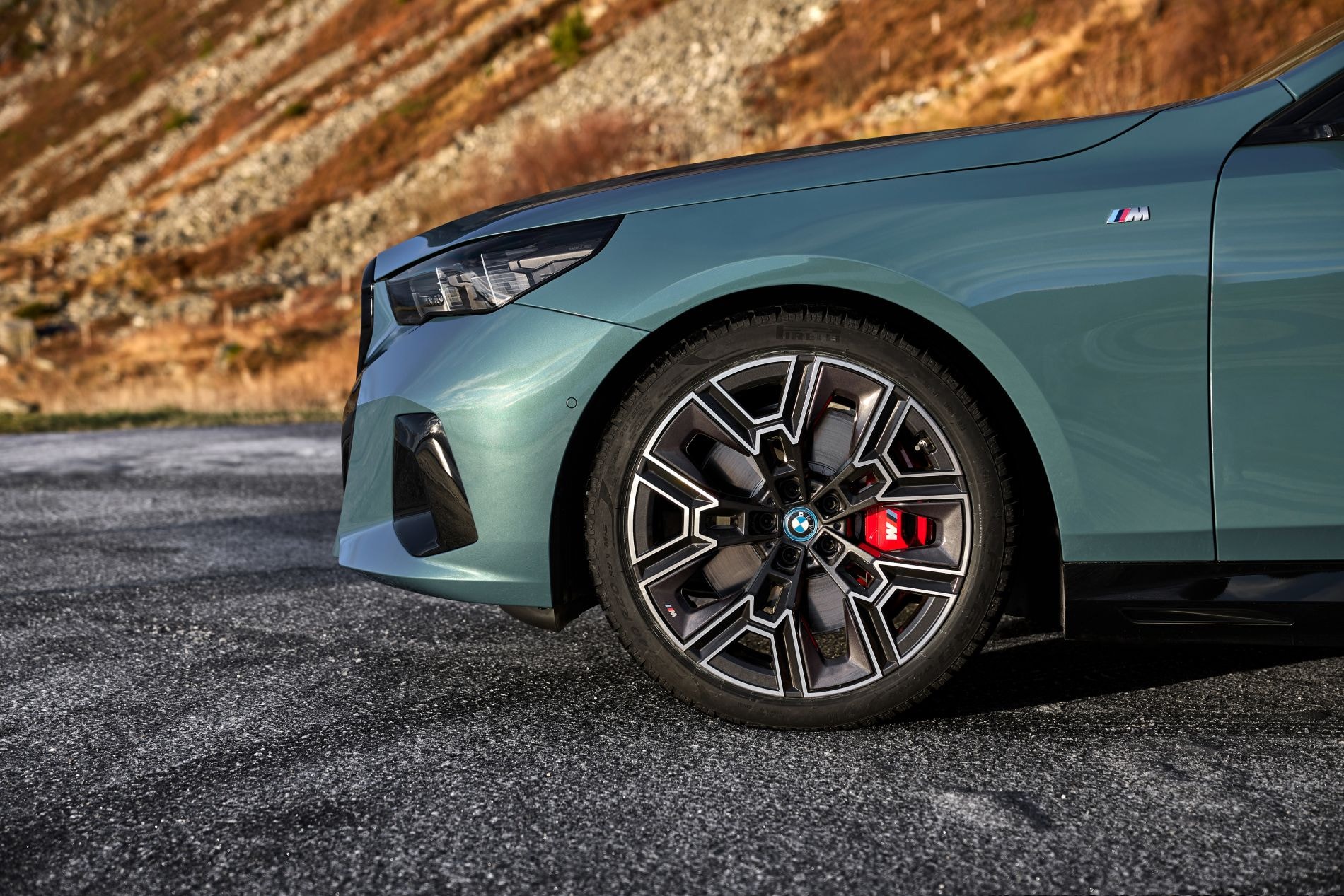 Detalle de la parrilla del BMW i5 Touring, mostrando su diseño distintivo.