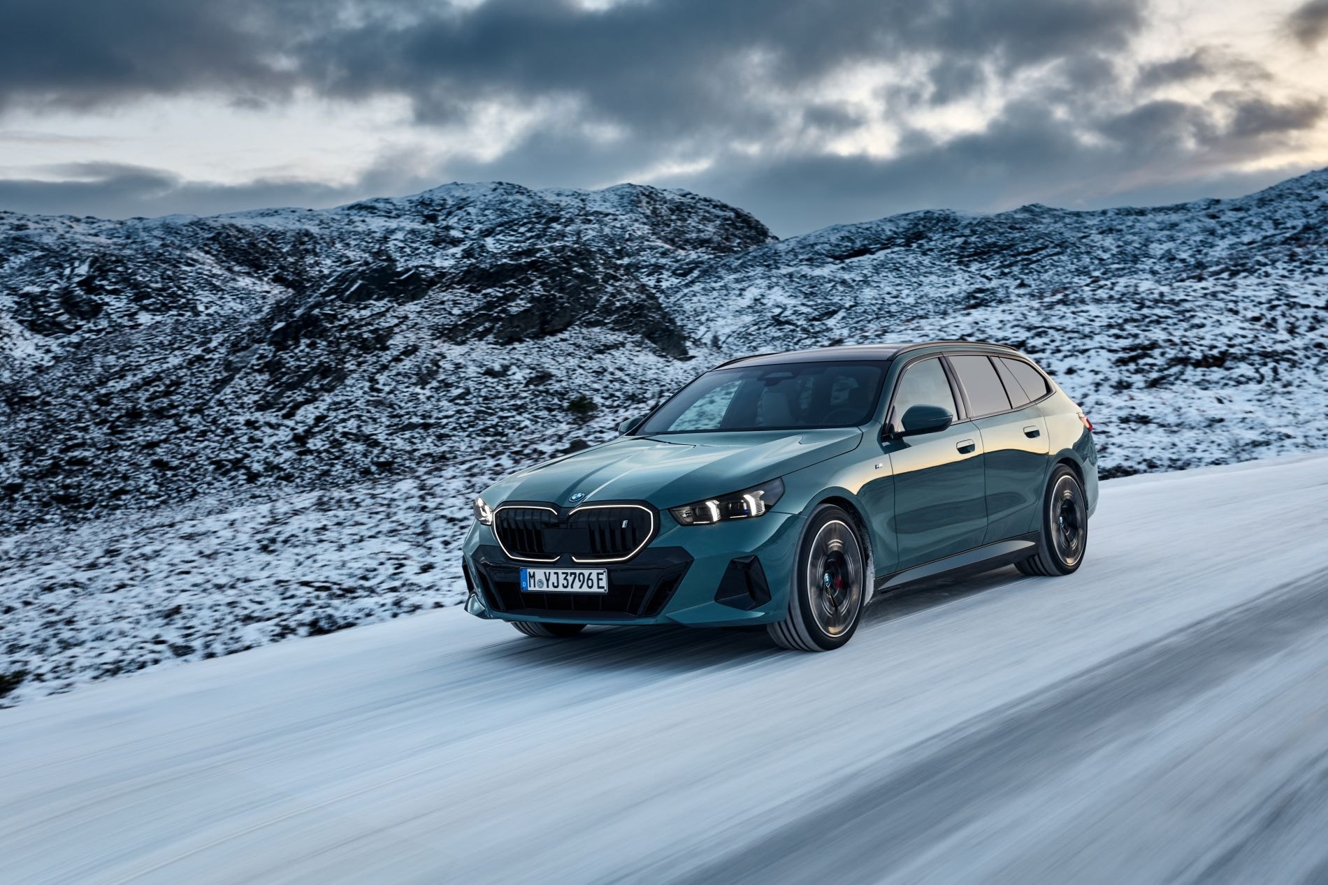 Vista trasera del BMW i5 Touring, mostrando su diseño robusto y aerodinámico.