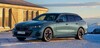 Vista lateral del BMW i5 Touring revelando su perfil aerodinámico y deportivo. Vista lateral del BMW i5 Touring revelando su perfil aerodinámico y deportivo.