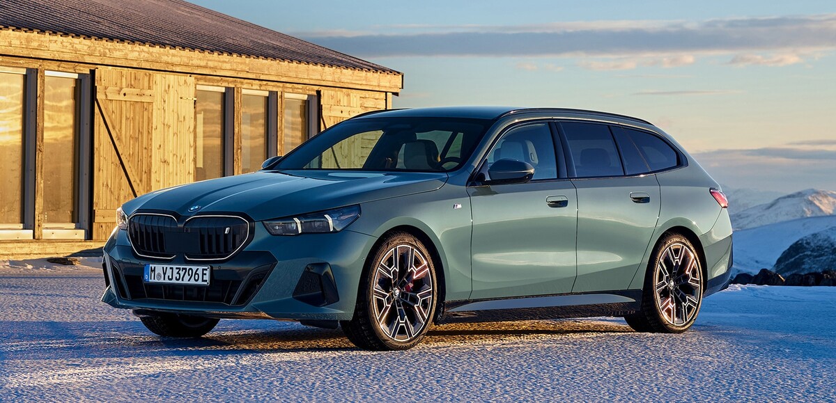 Vista lateral del BMW i5 Touring revelando su perfil aerodinámico y deportivo. Vista lateral del BMW i5 Touring revelando su perfil aerodinámico y deportivo.