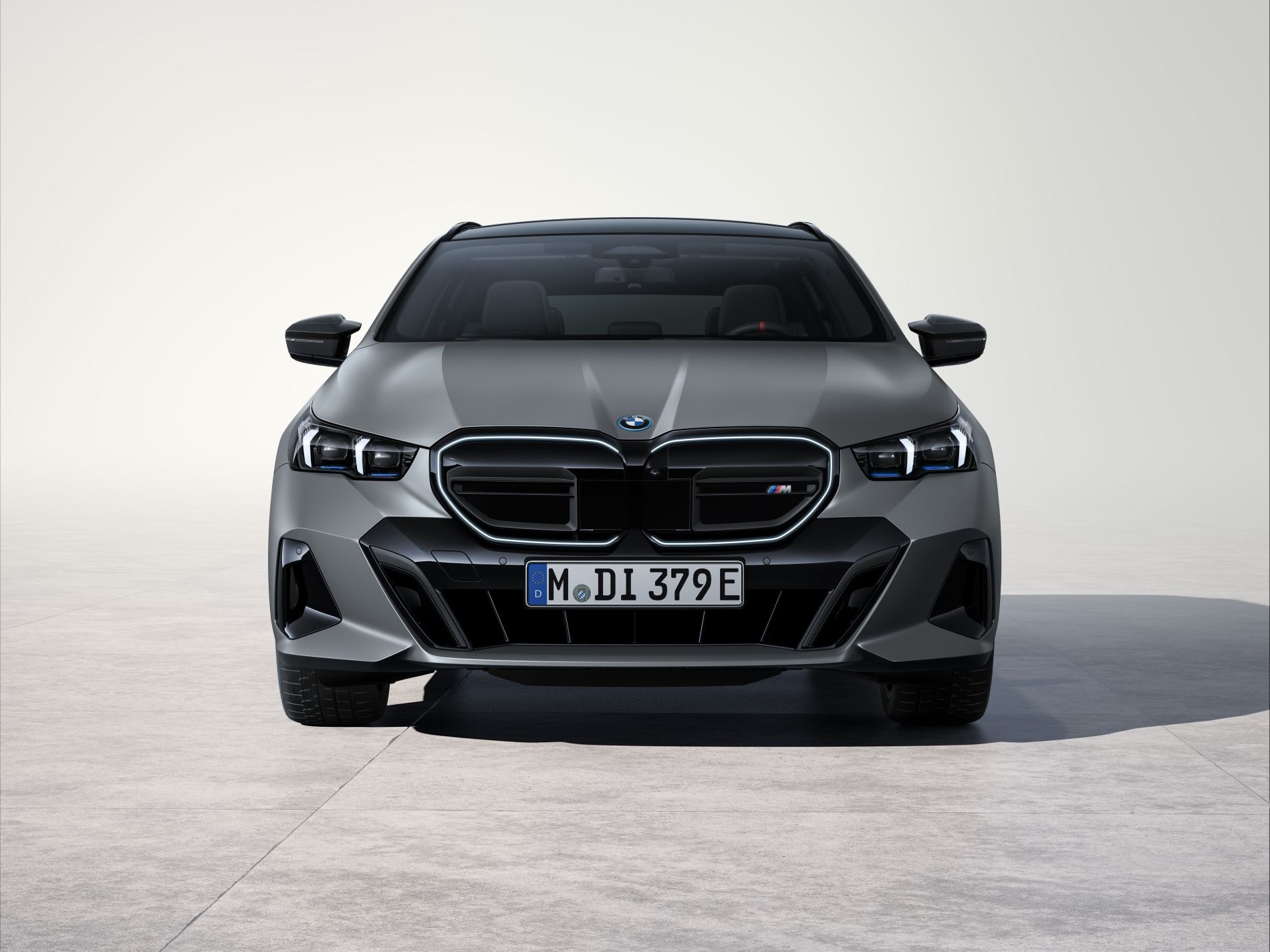 Vista frontal del BMW i5 Touring, con diseño audaz y ópticas afiladas.