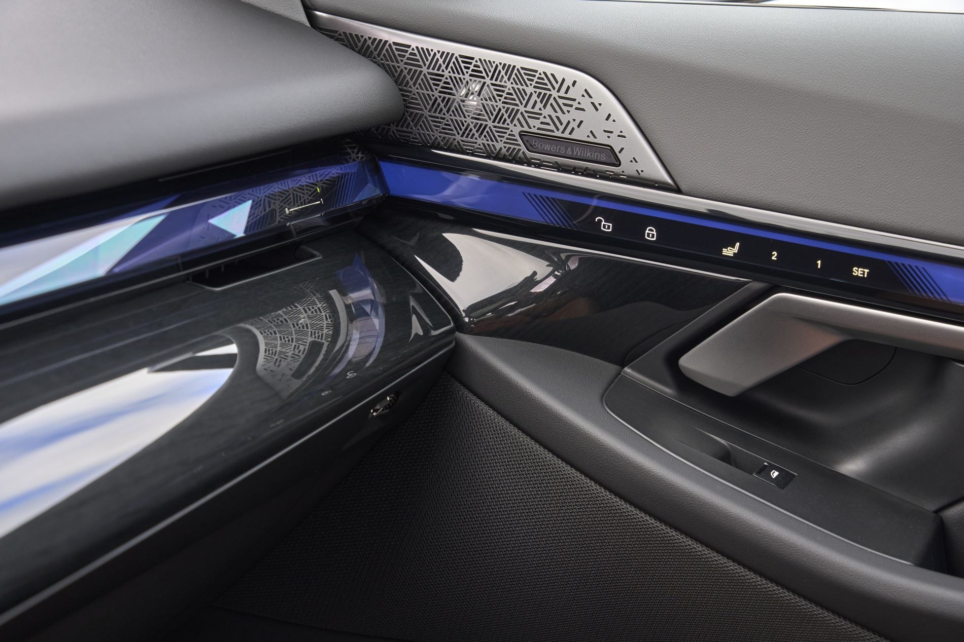 Interior trasero del BMW i5 con asientos de cuero acogedores.