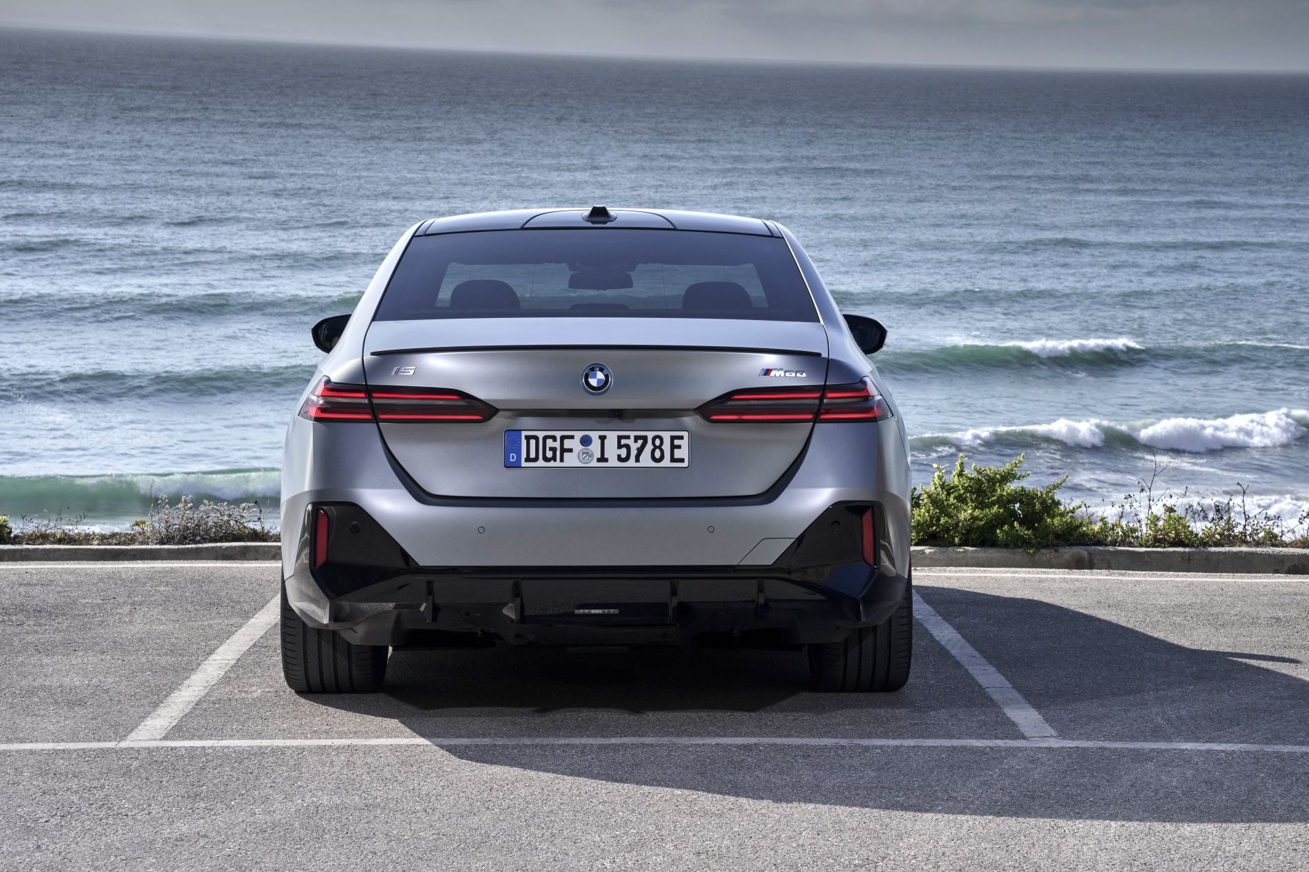 Imponente vista frontal del BMW i5, con detalles que resaltan su agresividad.