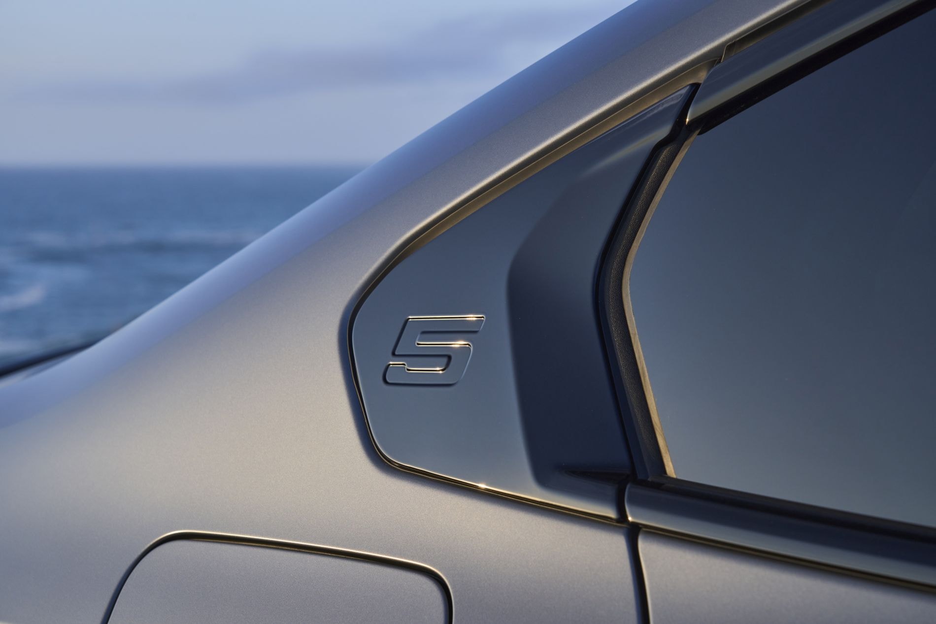 Mirada frontal y lateral del BMW i5, resaltando su agresivo estilo.