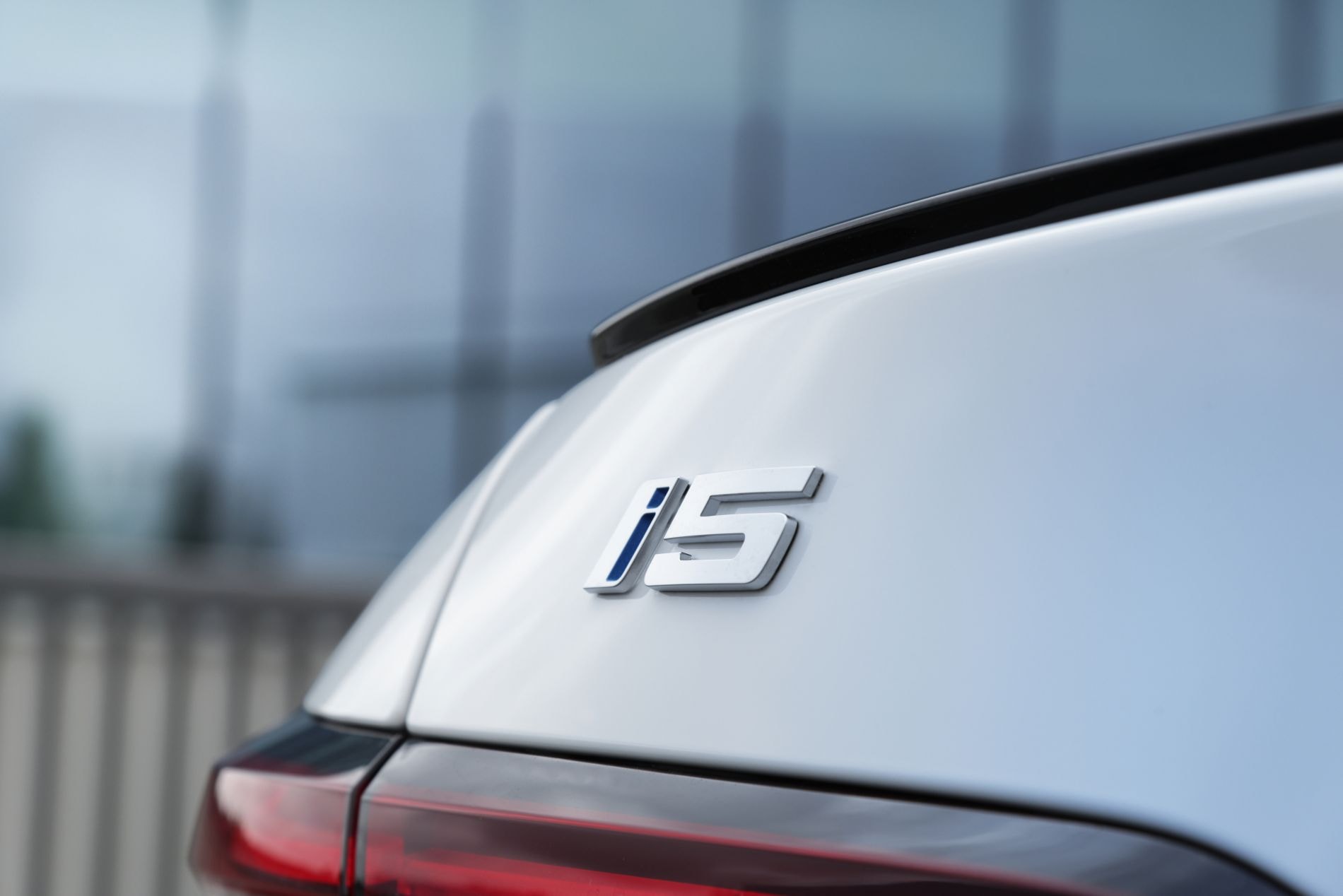 Frontal del BMW i5, con la icónica parrilla y luces LED