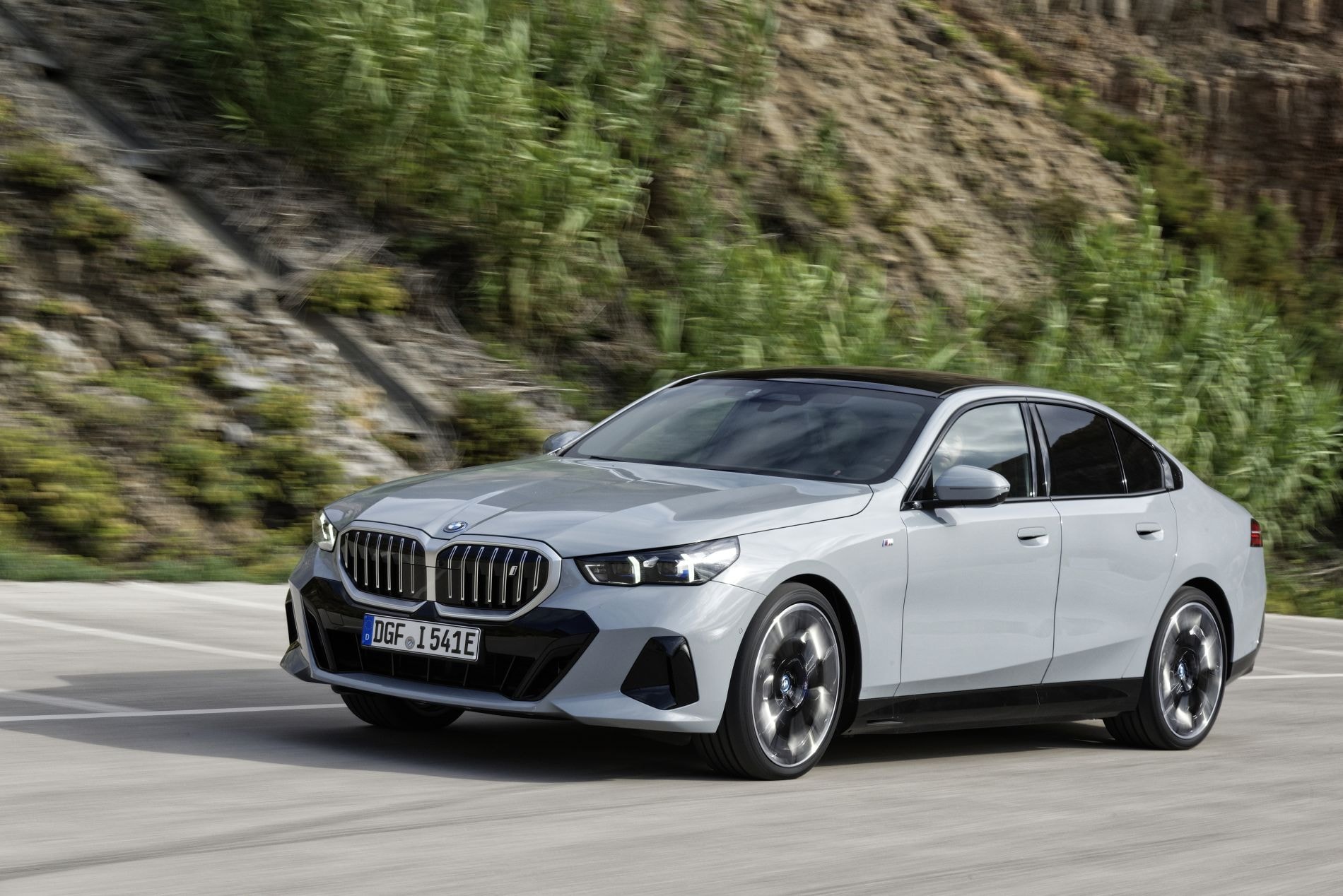 BMW i5 en movimiento por la ciudad, mostrando su agilidad y estilo.