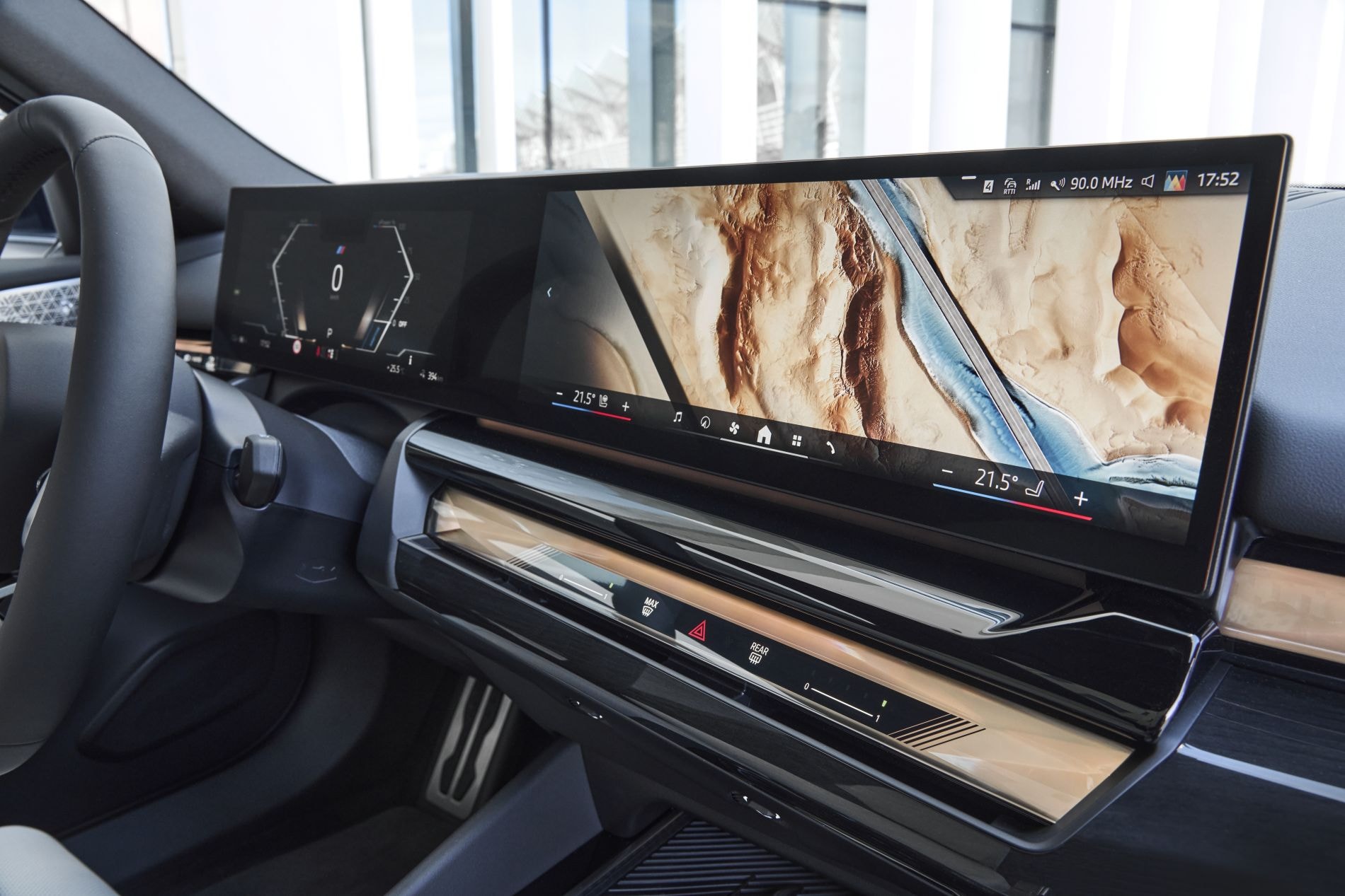 BMW i5 en acción, con un diseño moderno que resalta en la carretera.