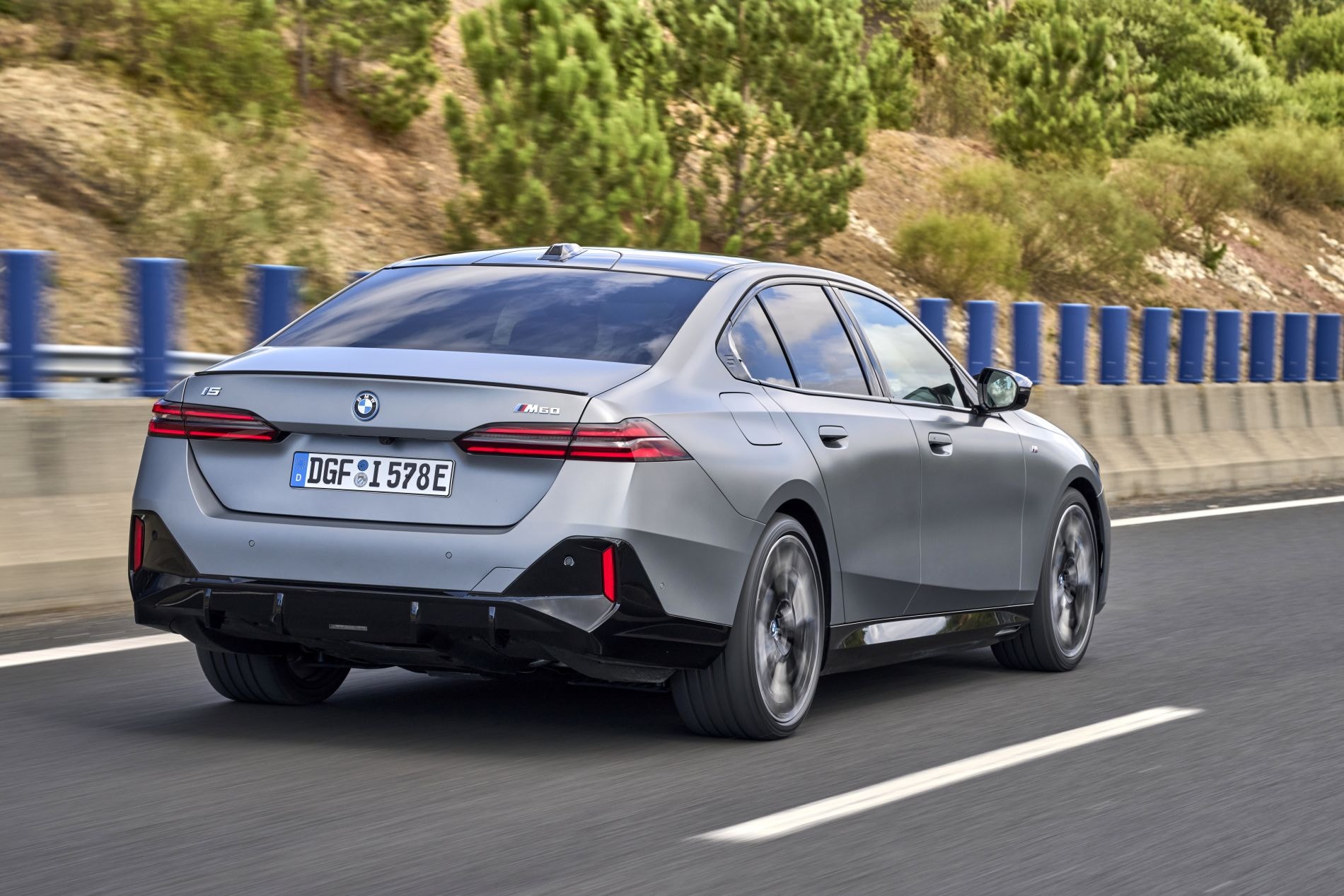 Perfil del BMW i5 mostrando su silueta moderna y deportiva.