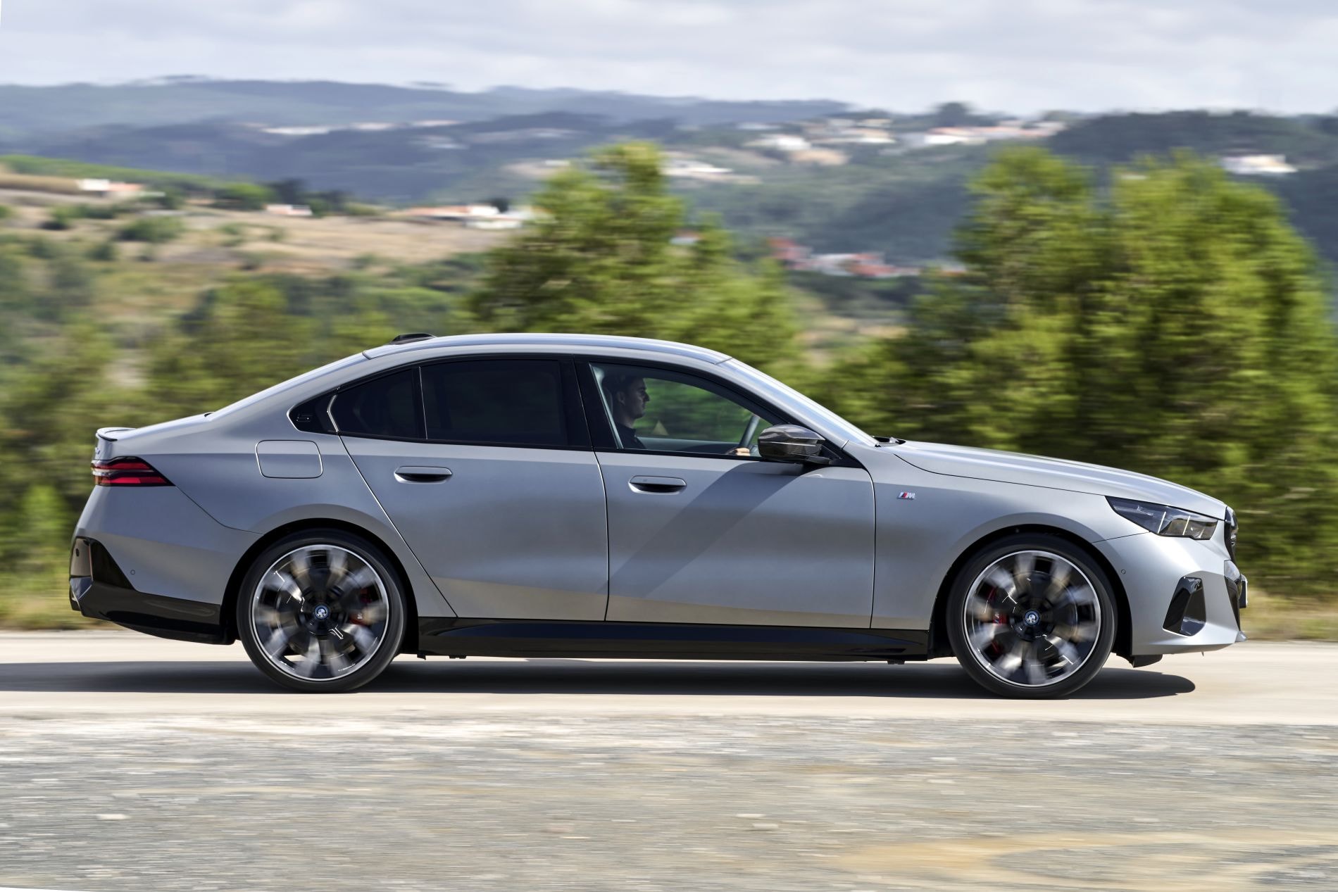 Vista lateral del BMW i5 que destaca su línea fluida y robustez.