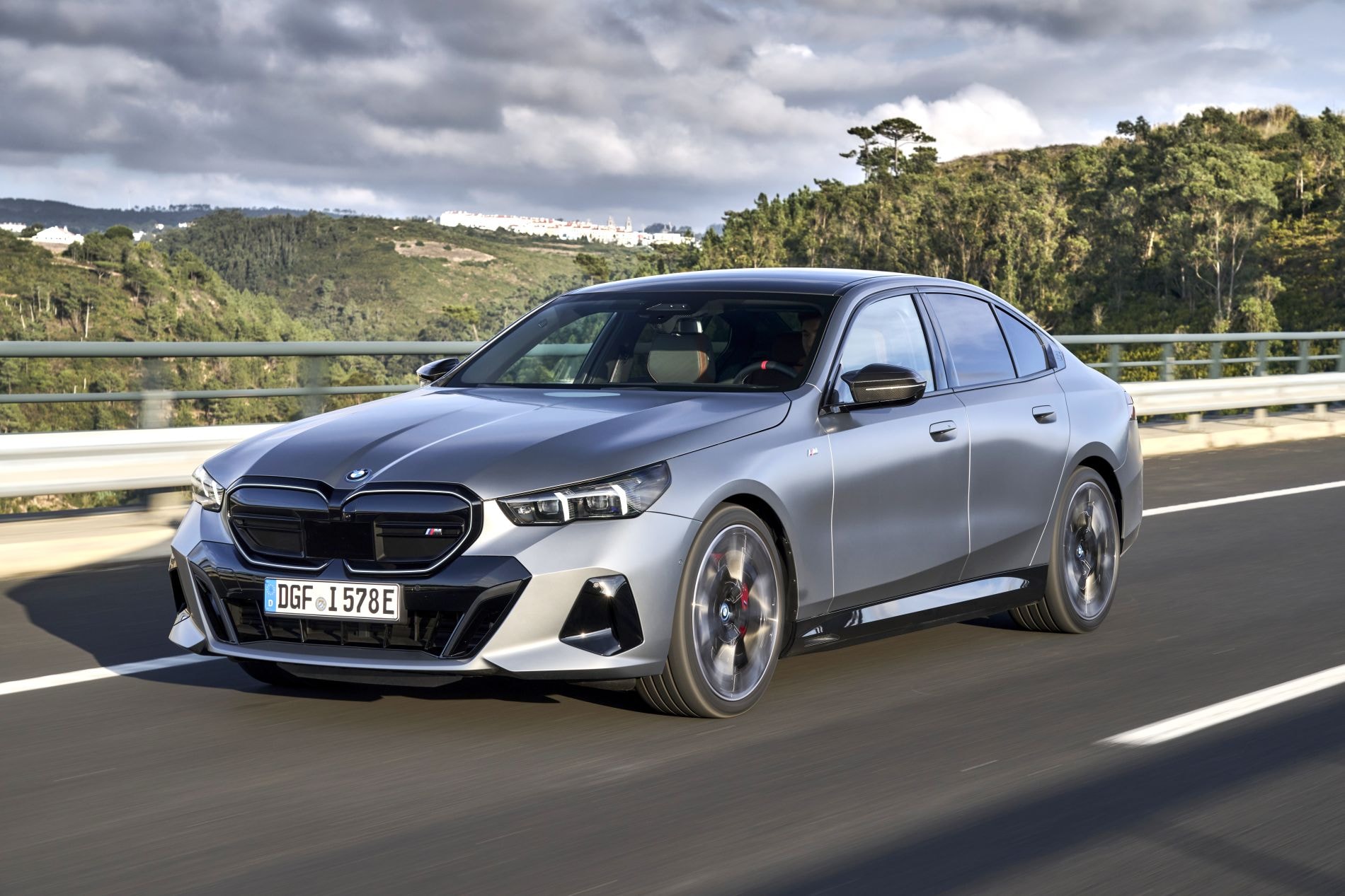 Impresionante vista lateral del BMW i5 reflejando su elegancia.