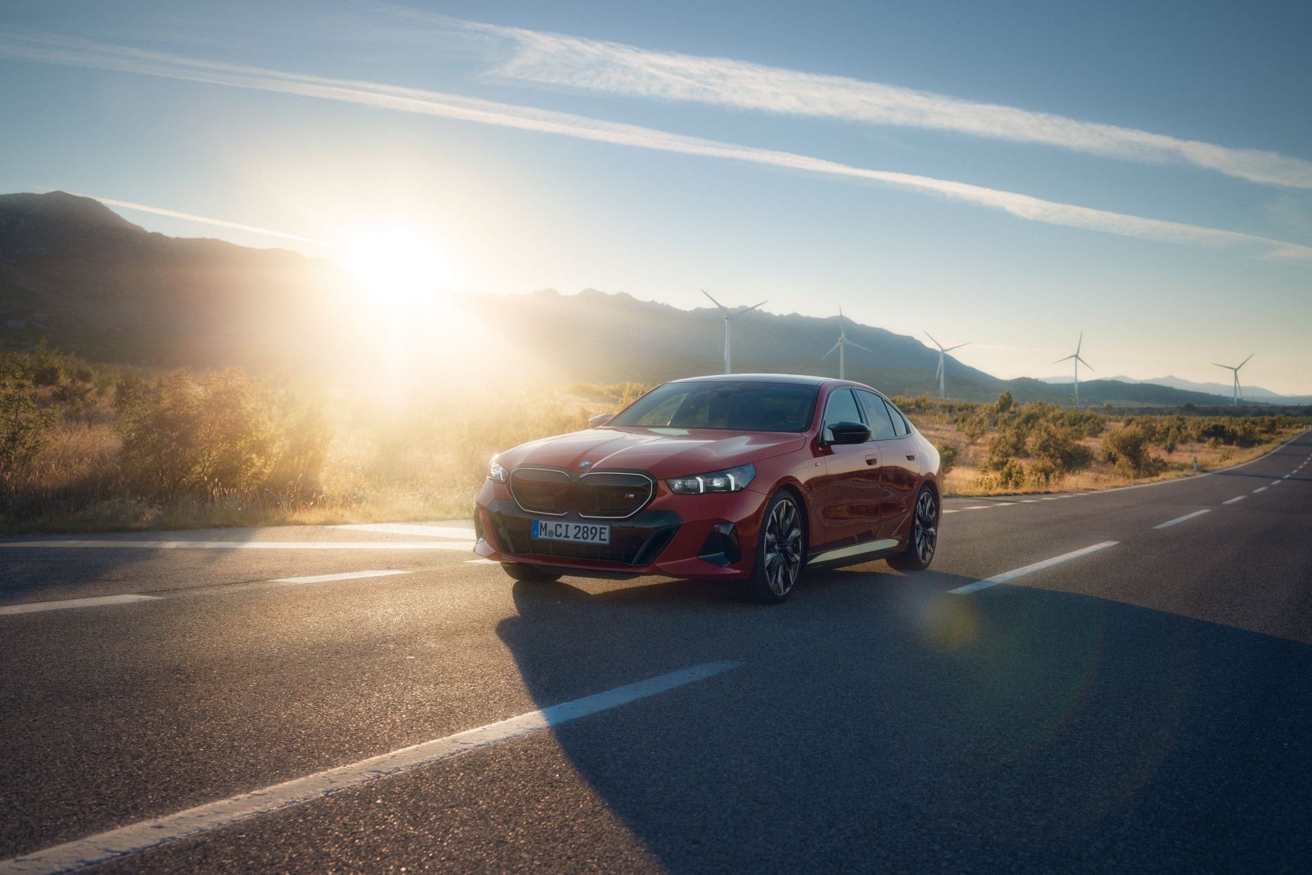 Frontal agresivo del BMW i5, resaltando su innovador diseño.