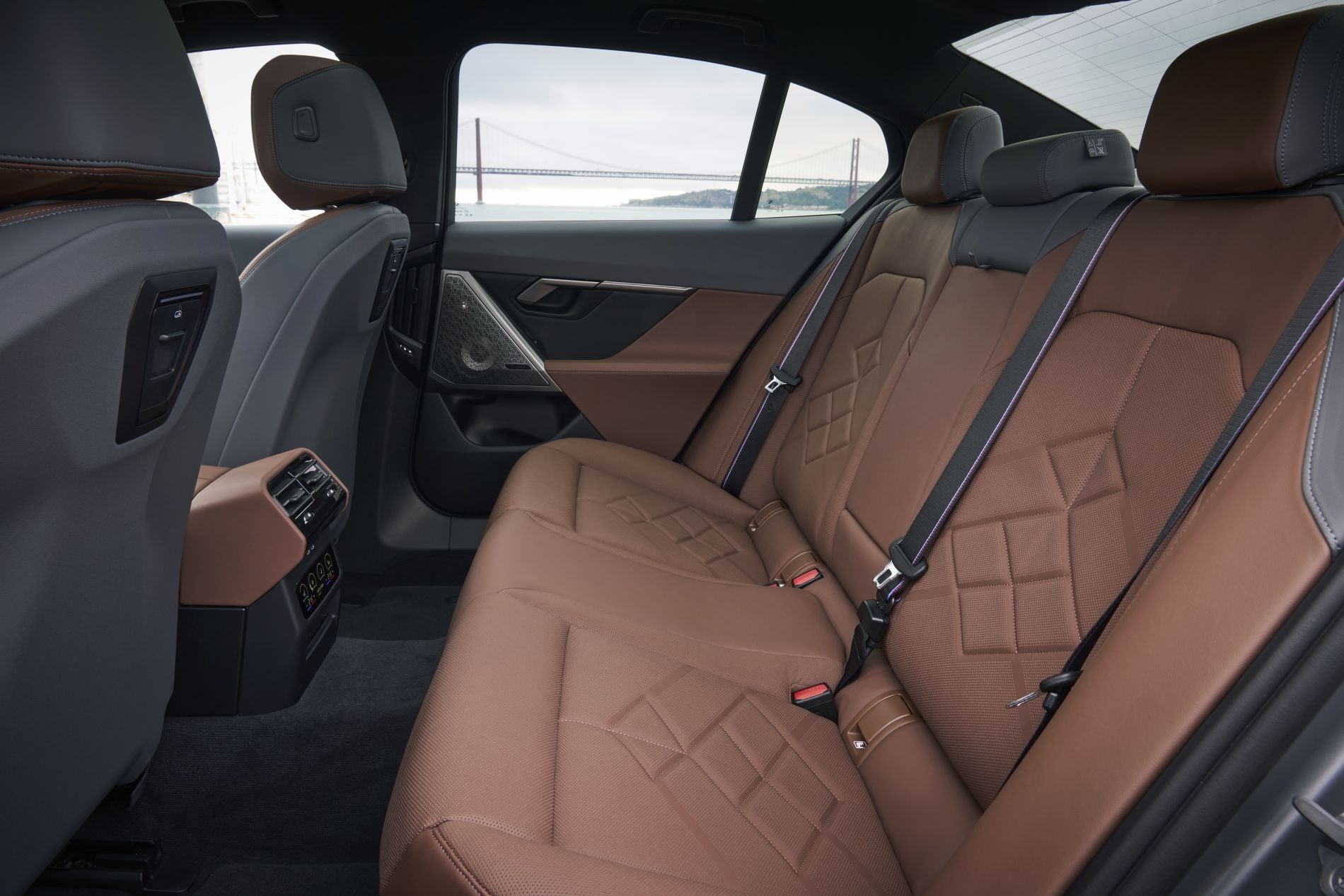 Primer plano de la parrilla frontal, destacando la robustez del diseño.