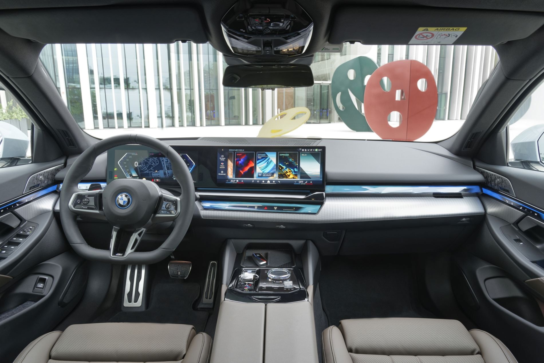 Vista del interior frontal del BMW i5, con tecnología de última generación.