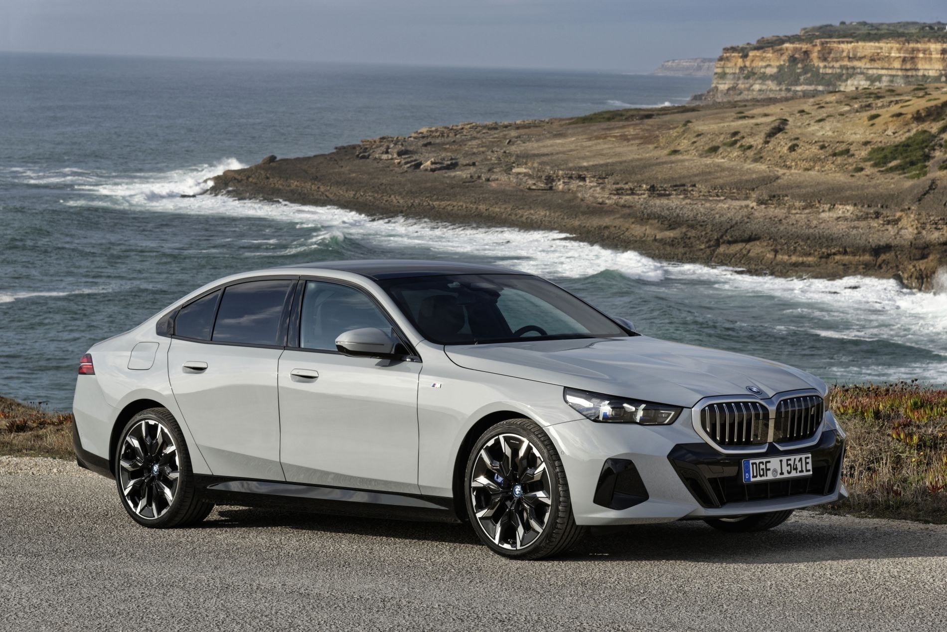 Otra perspectiva del interior frontal, resaltando su sofisticación.