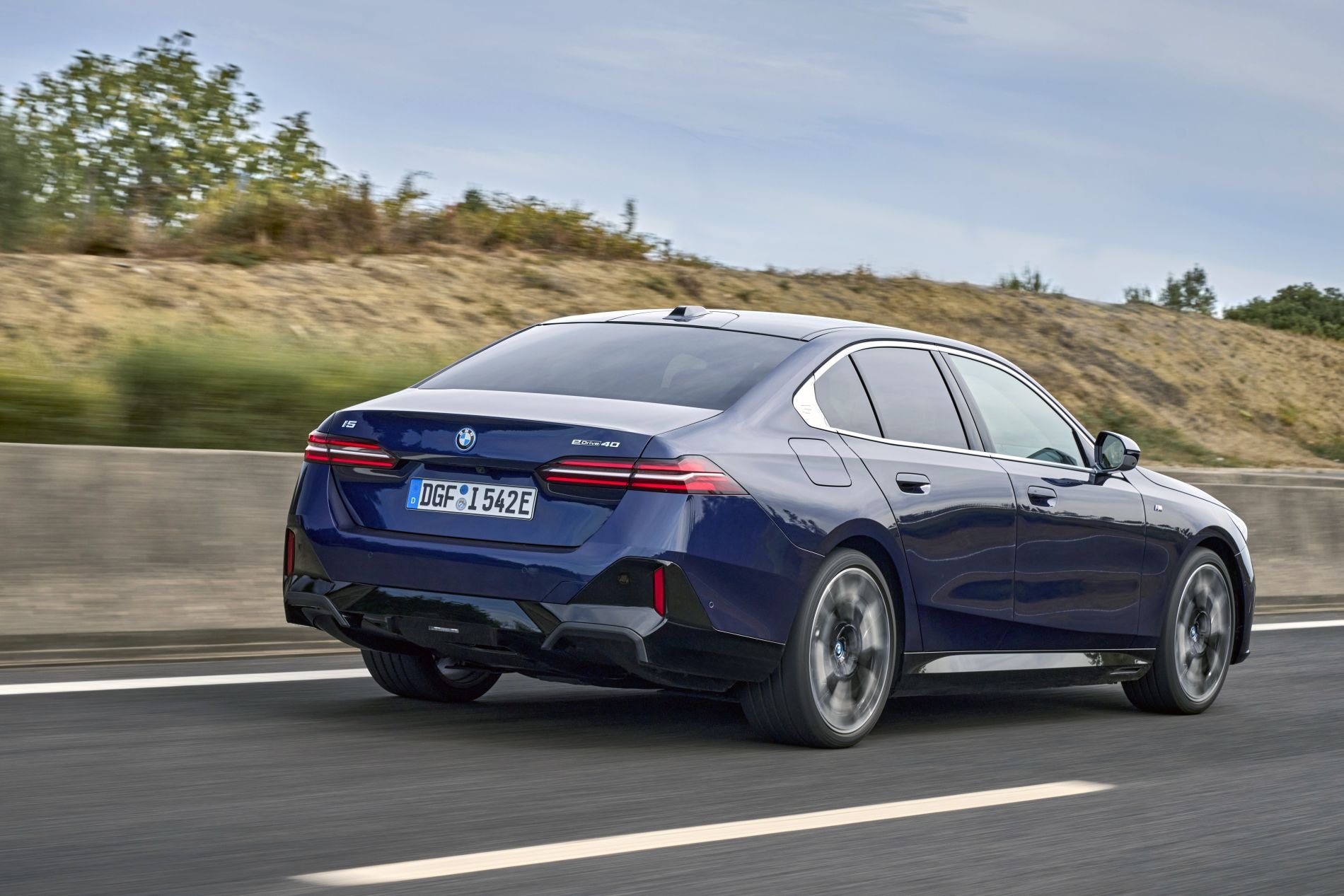 Vista del interior trasero del BMW i5, mostrando sus elegantes asientos