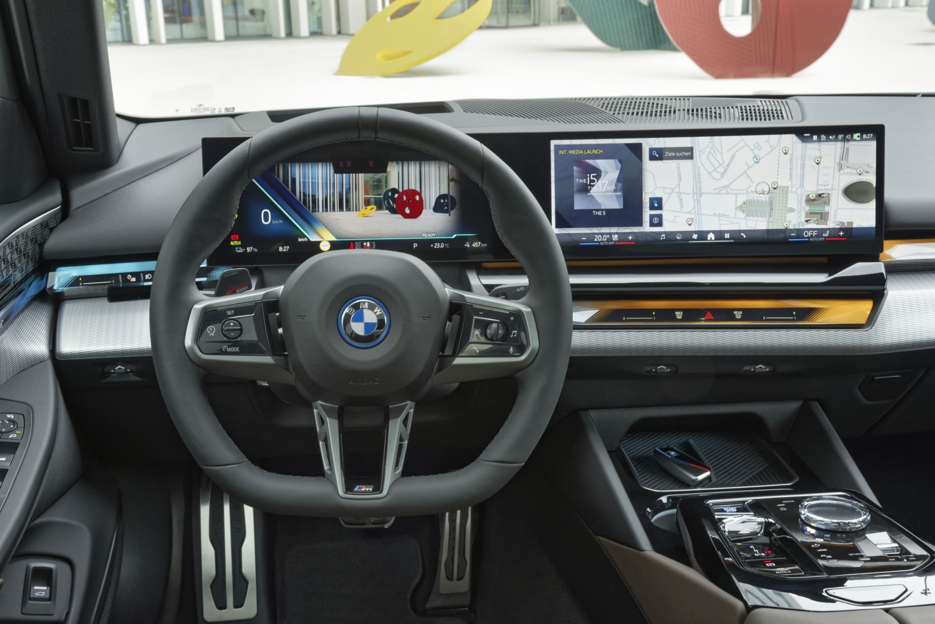 Interior trasero del BMW i5, con amplios asientos y un diseño contemporáneo.