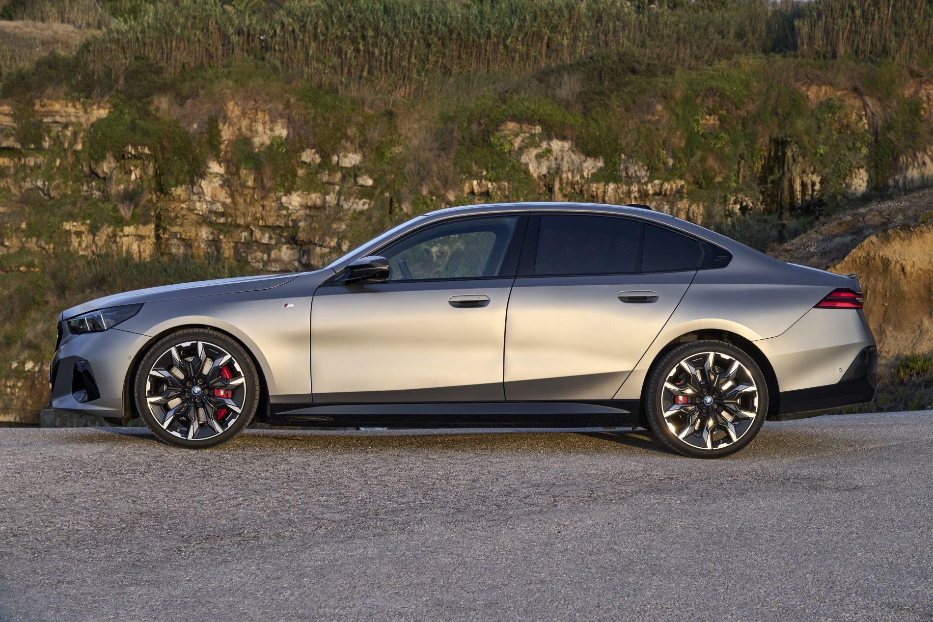 Vista del interior del BMW i5 con un diseño futurista y tecnológico.