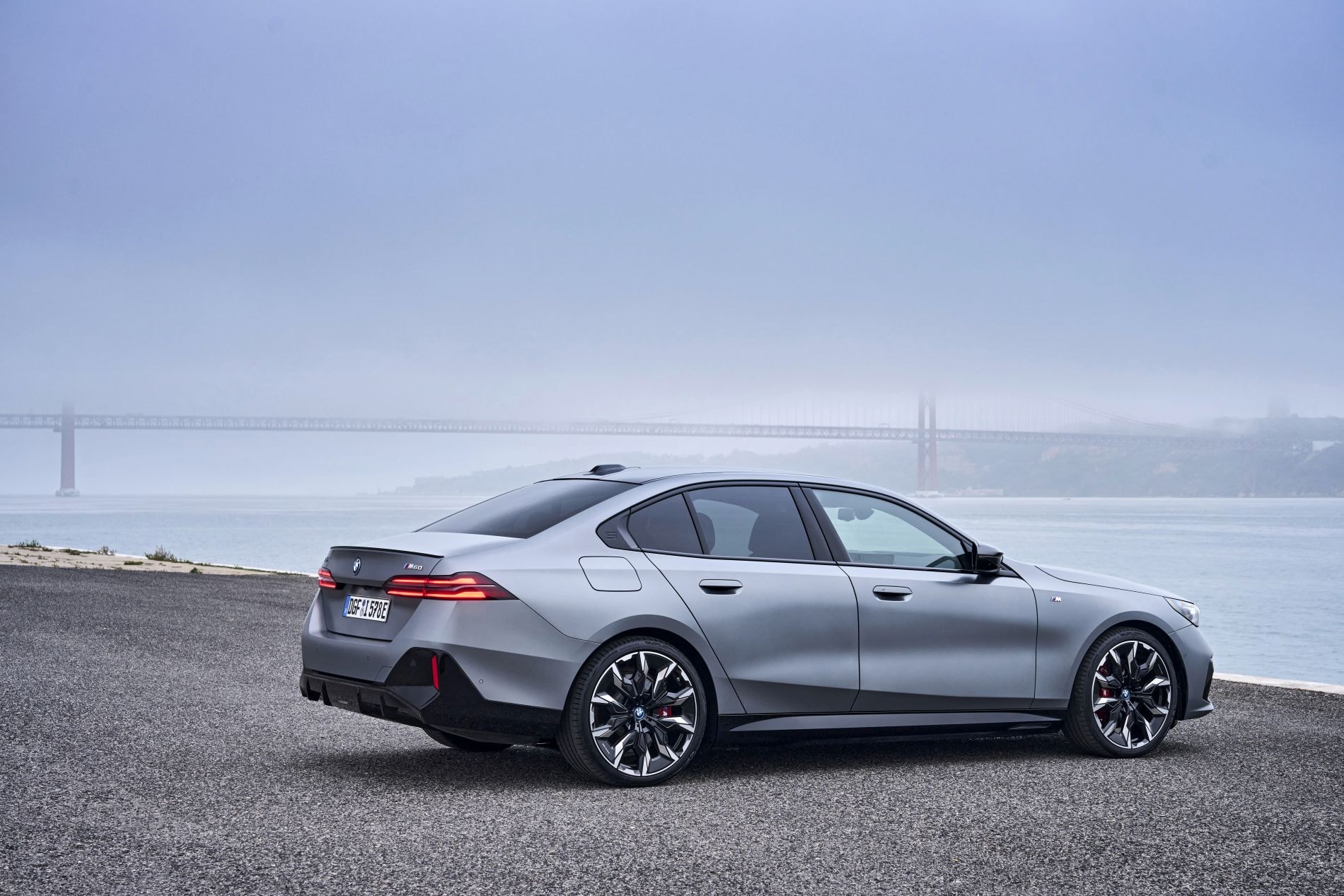 Estilo lateral del BMW i5, perfecto para un entorno escénico como este.