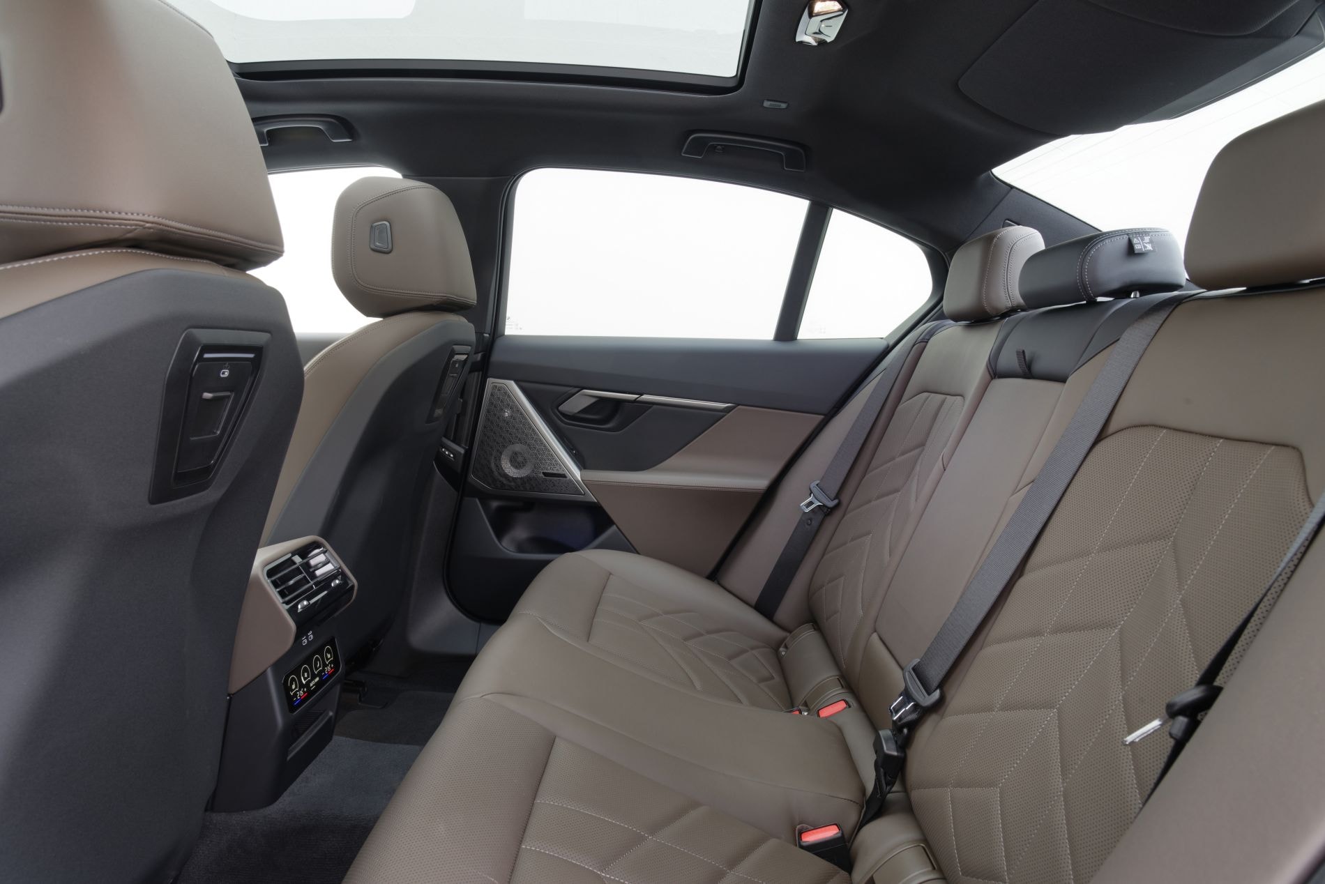 Vista lateral del BMW i5, destacando su elegancia y diseño aerodinámico.