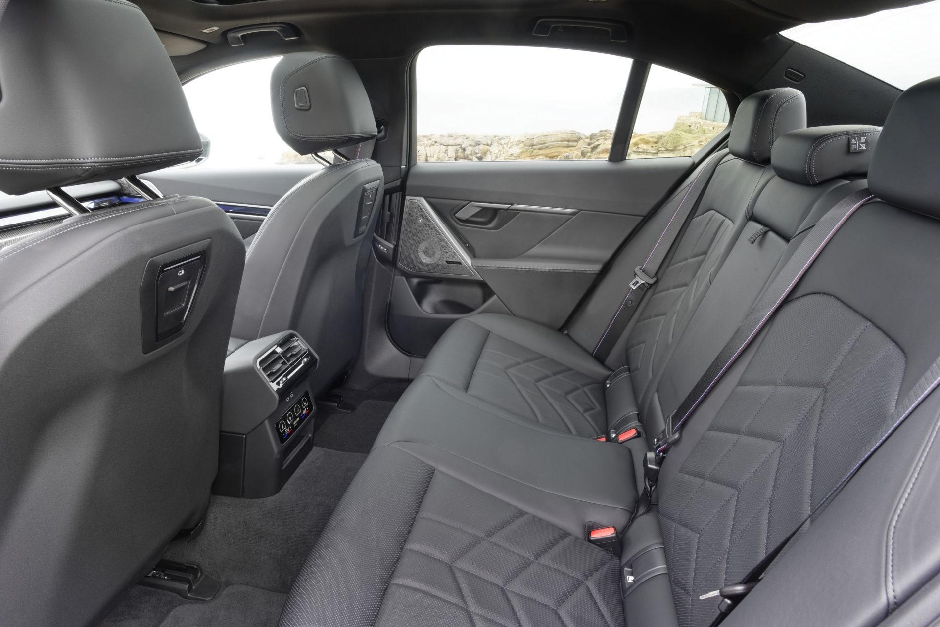 Logo M60 en el BMW i5, representando su potencia y exclusividad