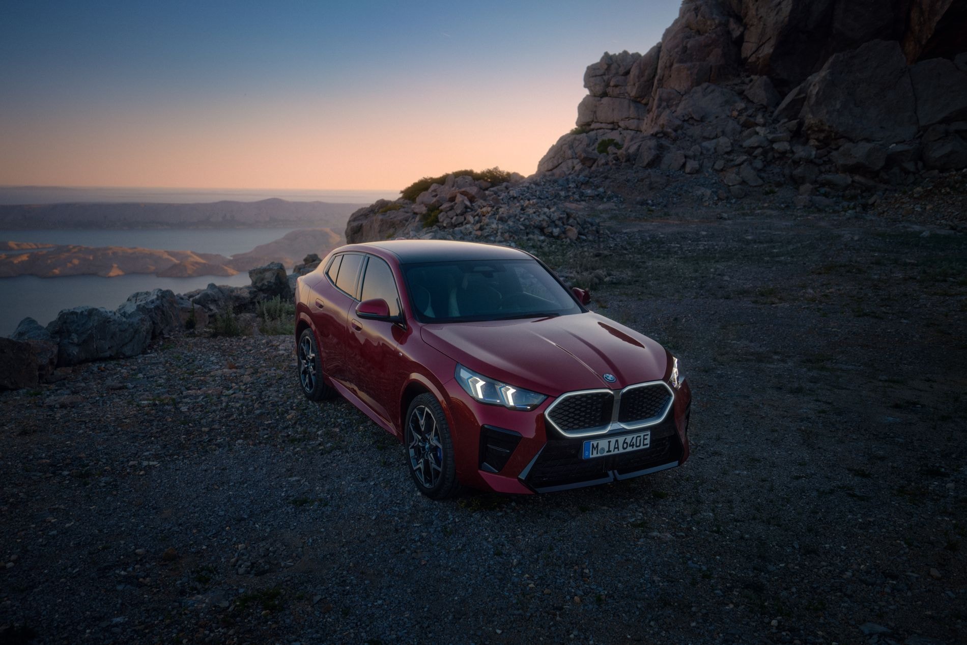 El BMW i5 en movimiento, demuestra su elegancia y potencia.