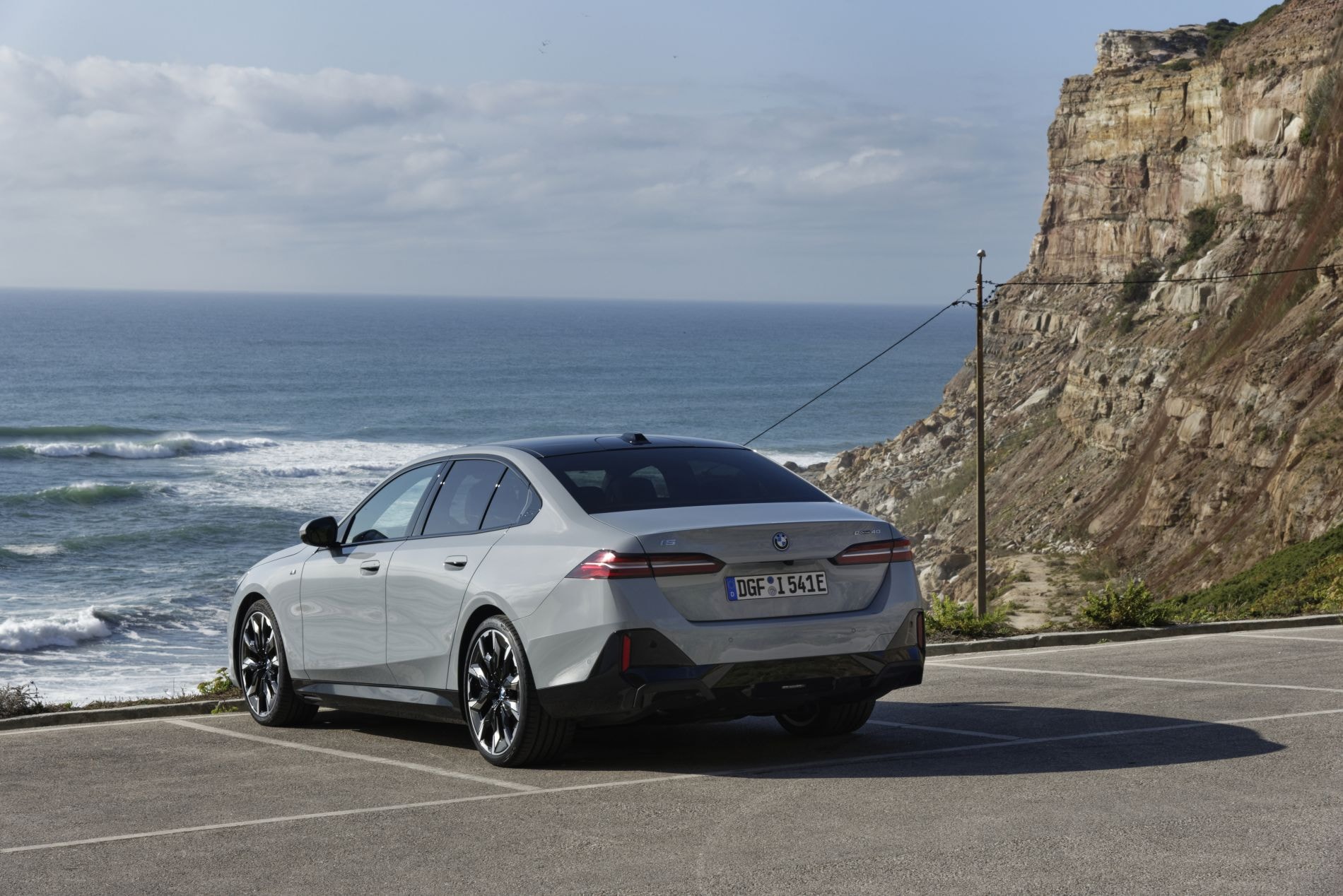 Panel de instrumentos del BMW i5, exhibiendo su avanzada conectividad.