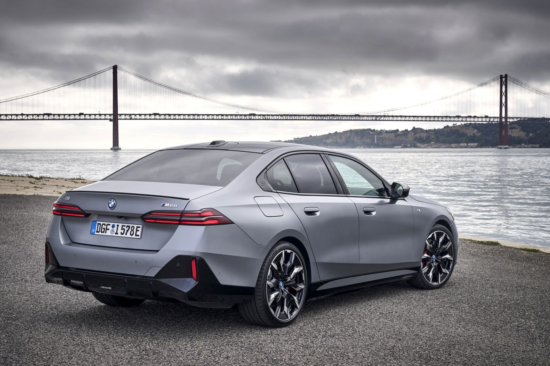 Vista trasera del BMW i5, destaca su diseño aerodinámico.