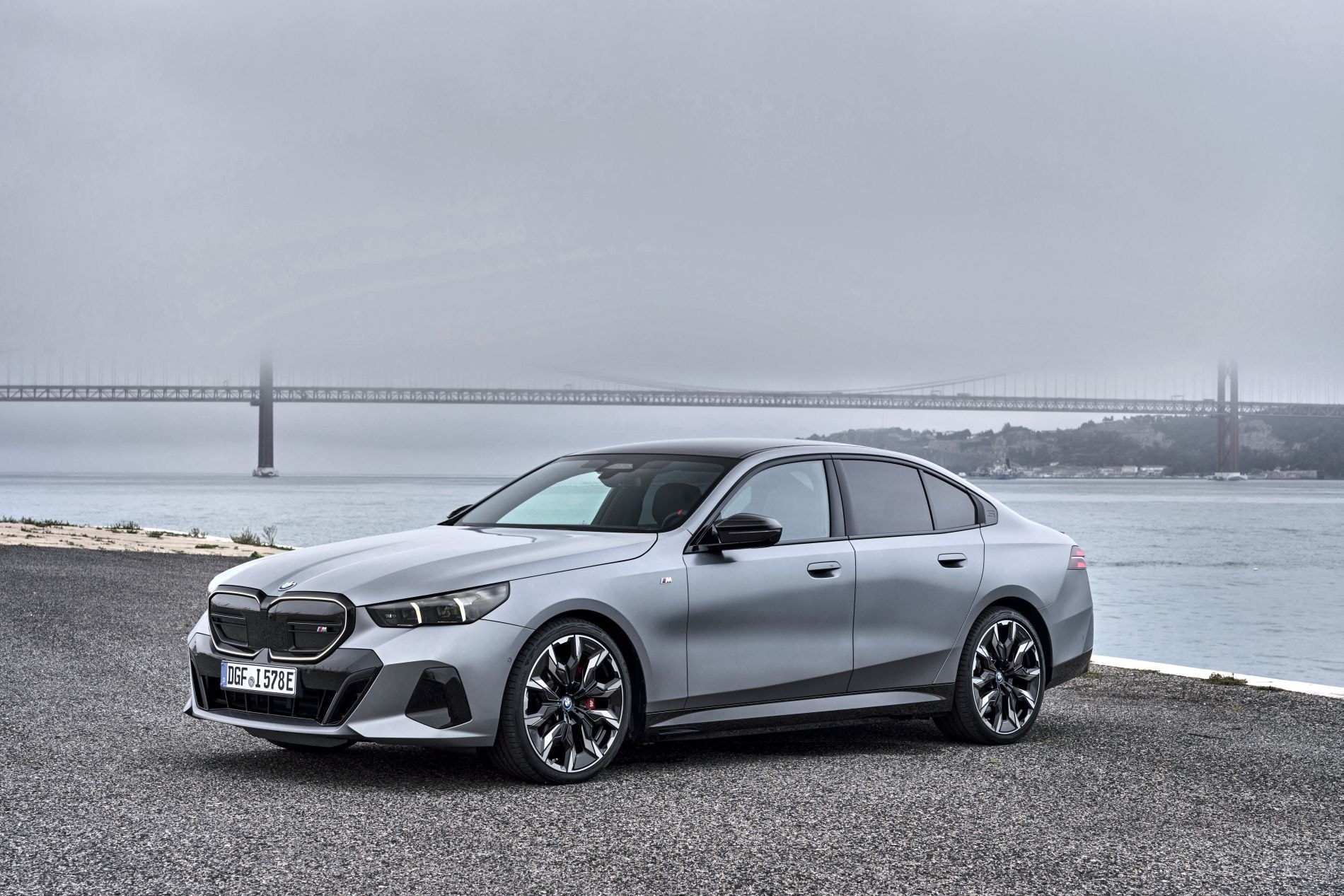 Elegante combinación de diseño trasero y lateral del BMW i5, en un entorno idóneo.