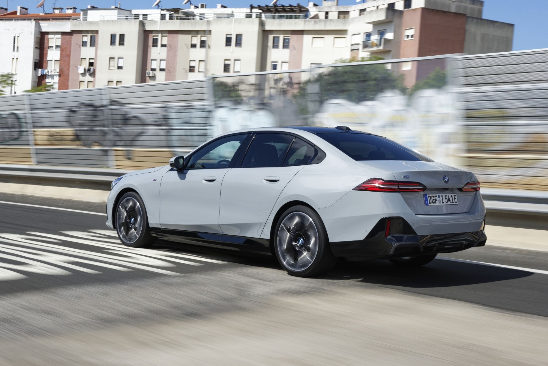 Vista trasera lateral del BMW i5, destacando su diseño aerodinámico.