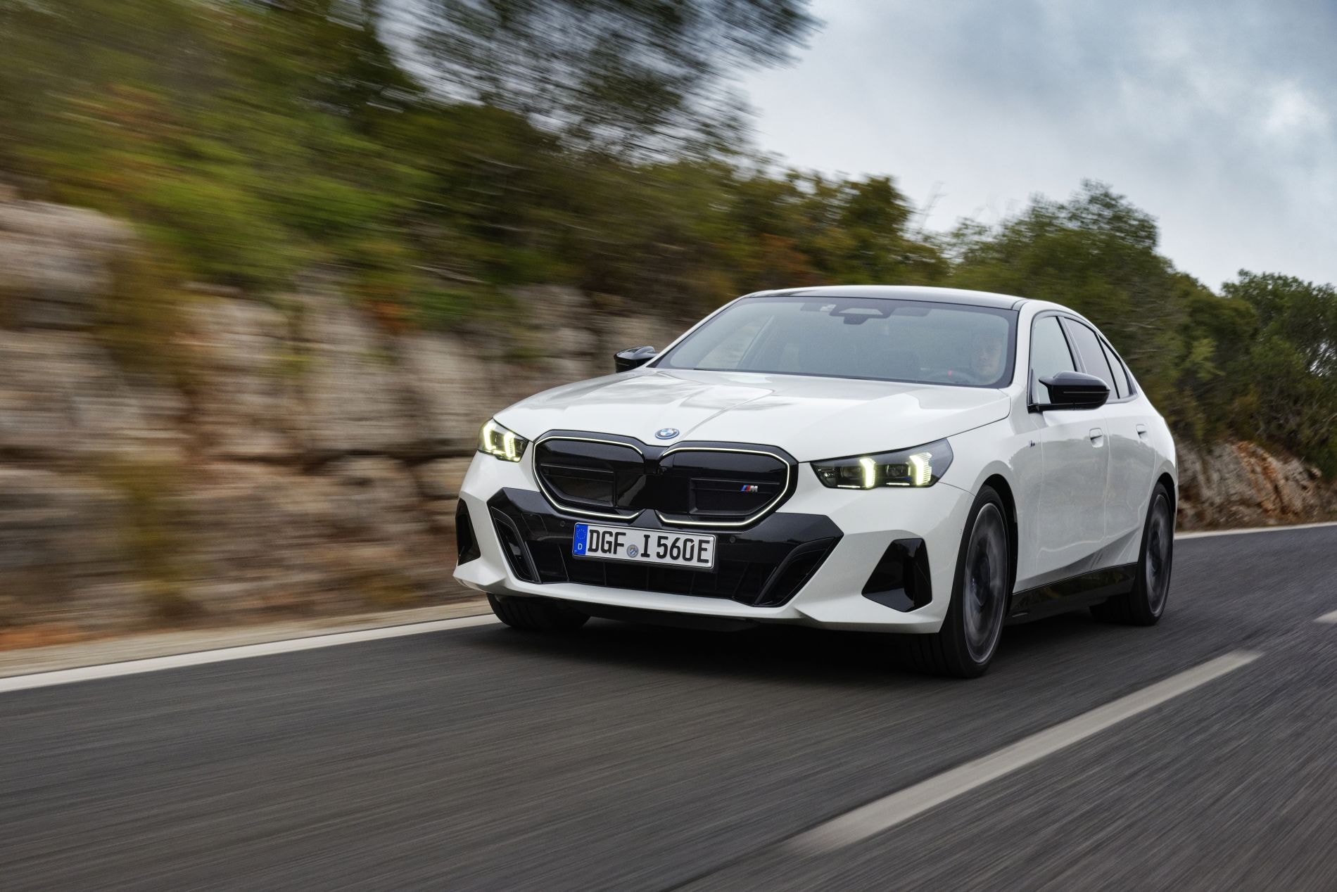 Vista trasera y lateral del BMW i5 que muestra su diseño elegante.