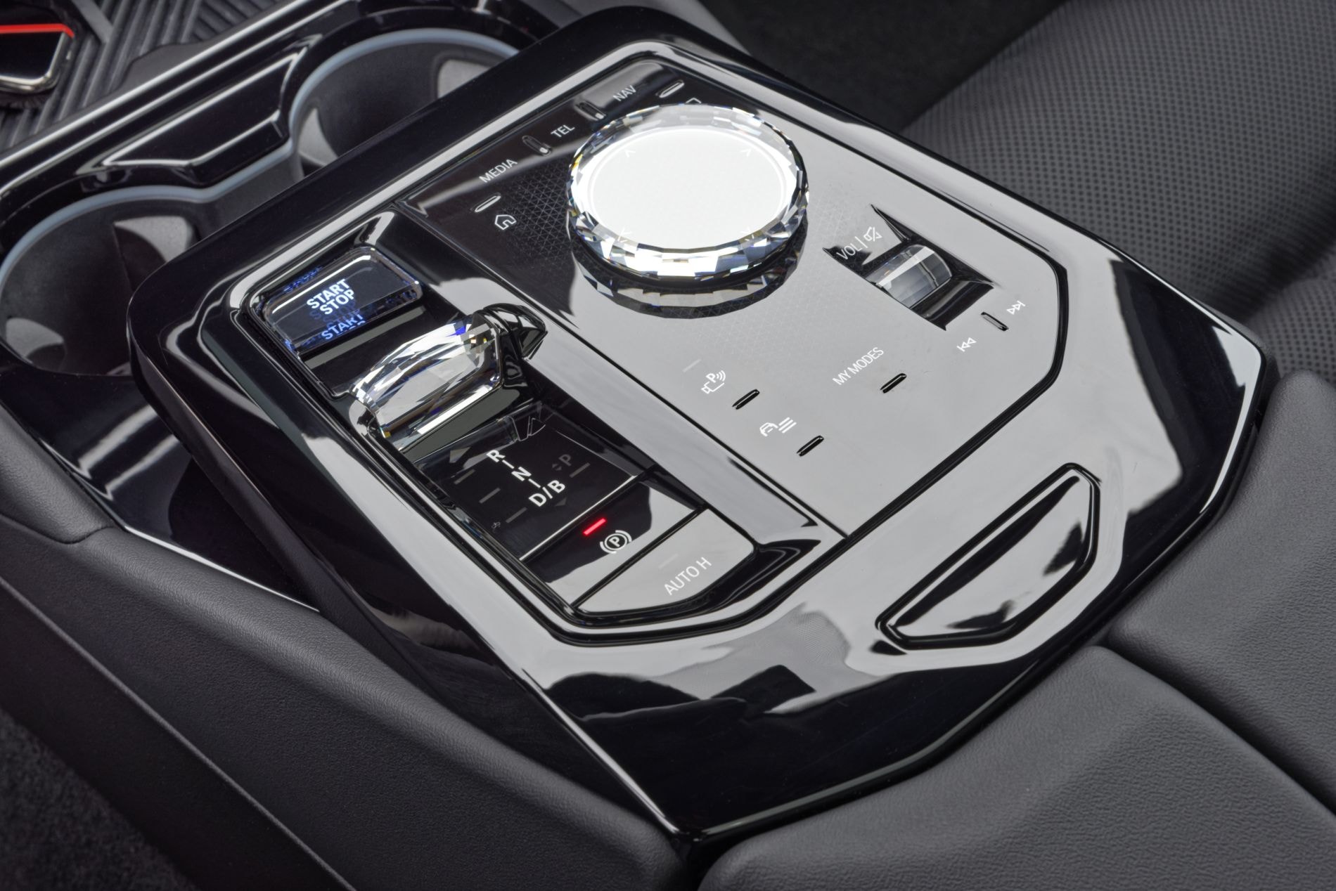 Vista trasera del BMW i5, con un diseño sofisticado y moderno