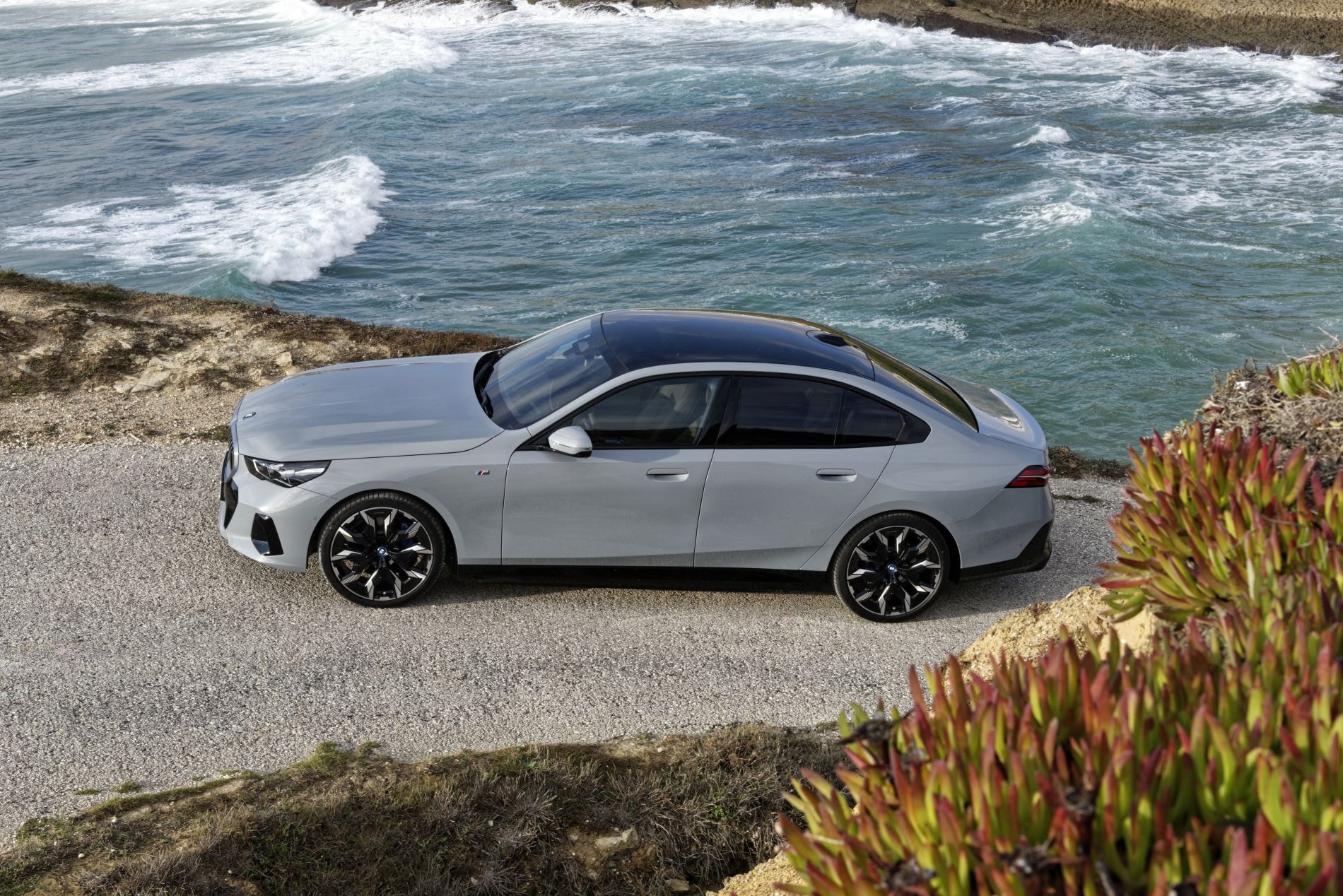 Vista trasera del BMW i5, mostrando su estilo deportivo.