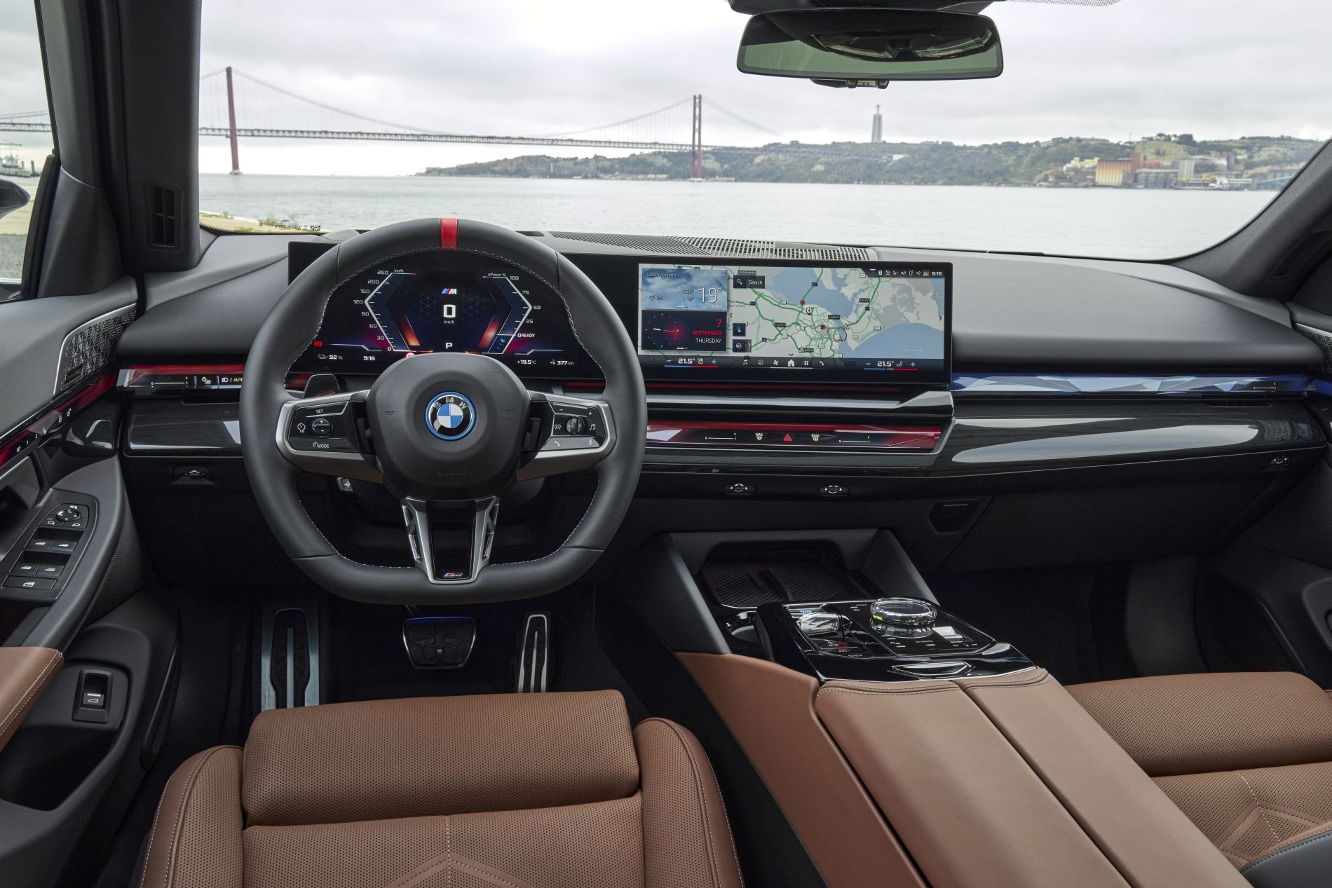 Vista del volante del BMW i5 con controles intuitivos.