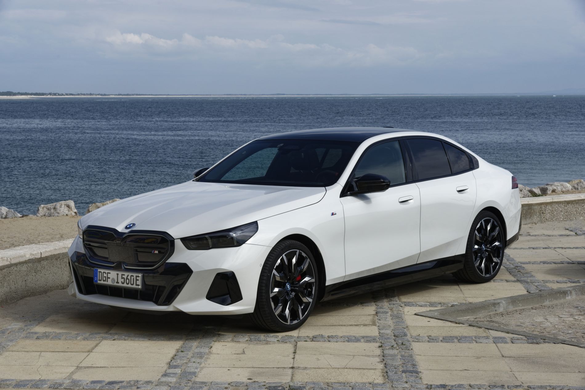 Perspectiva frontal que destaca la parrilla y luces LED del i5.