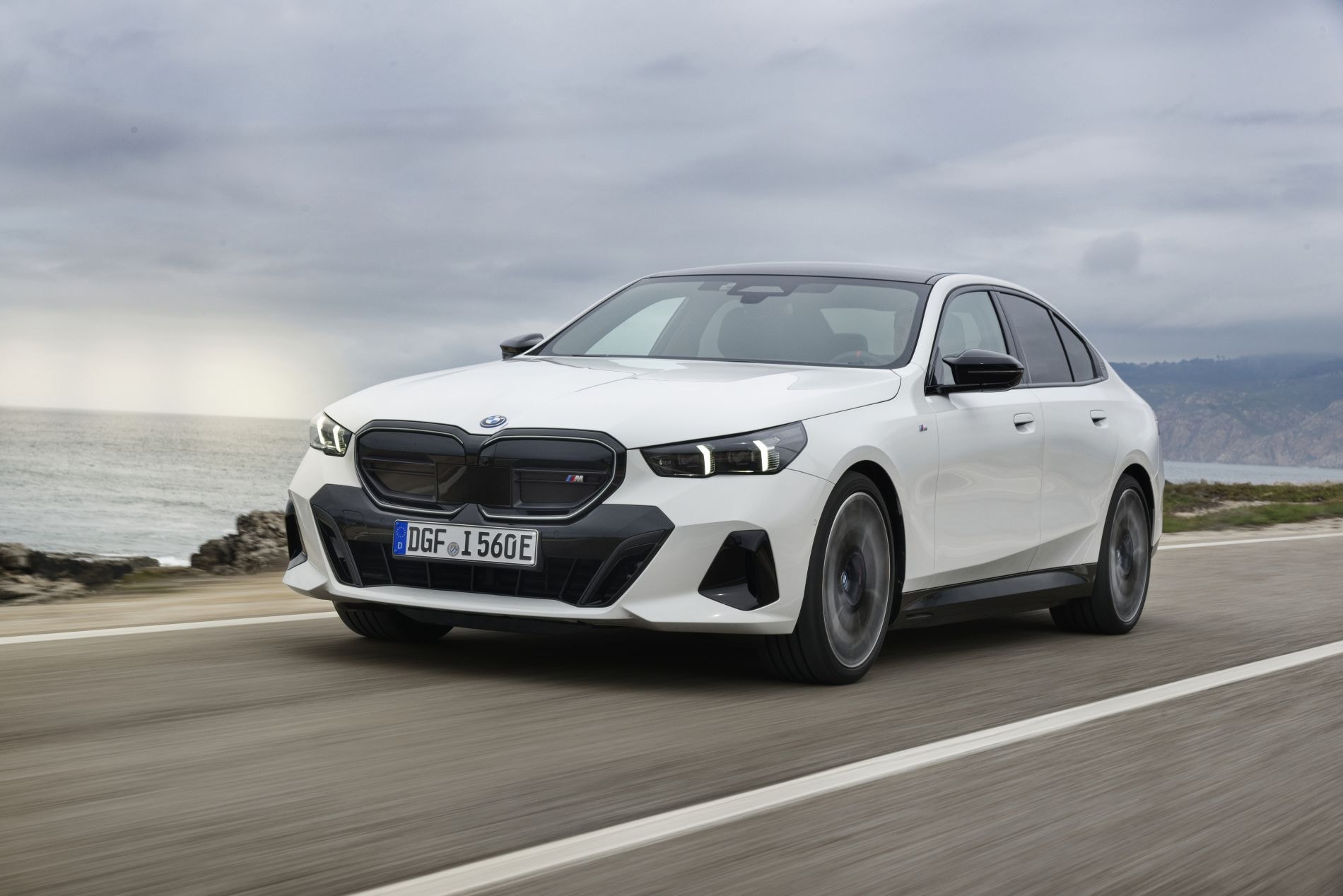 El BMW i5 en movimiento, combinando elegancia y deporte.