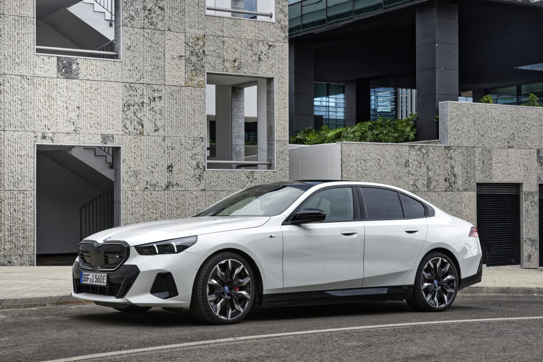 Vista lateral que resalta el diseño aerodinámico del i5.